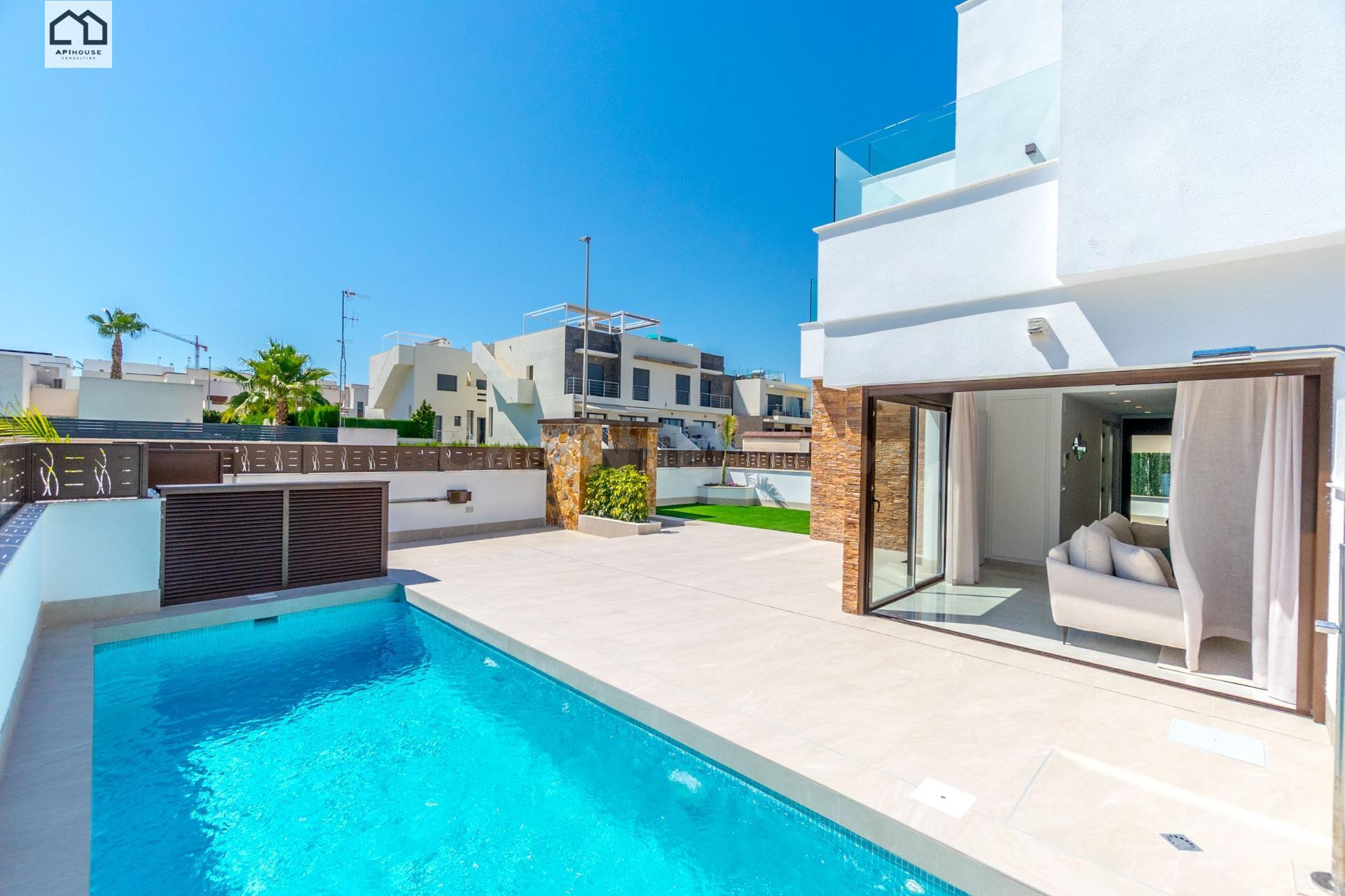 Adosado de obra nueva con piscina, solárium y acabados de lujo en Benijofar. Precio 460.000€