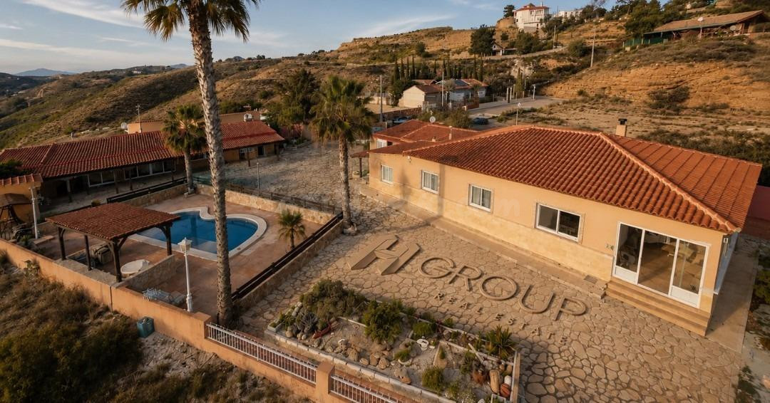 EXCLUSIVA FINCA MULTIFAMILIAR CON 4 VIVIENDAS INDEPENDIENTES, 2 PISCINAS Y LICENCIA DE CASA RURAL