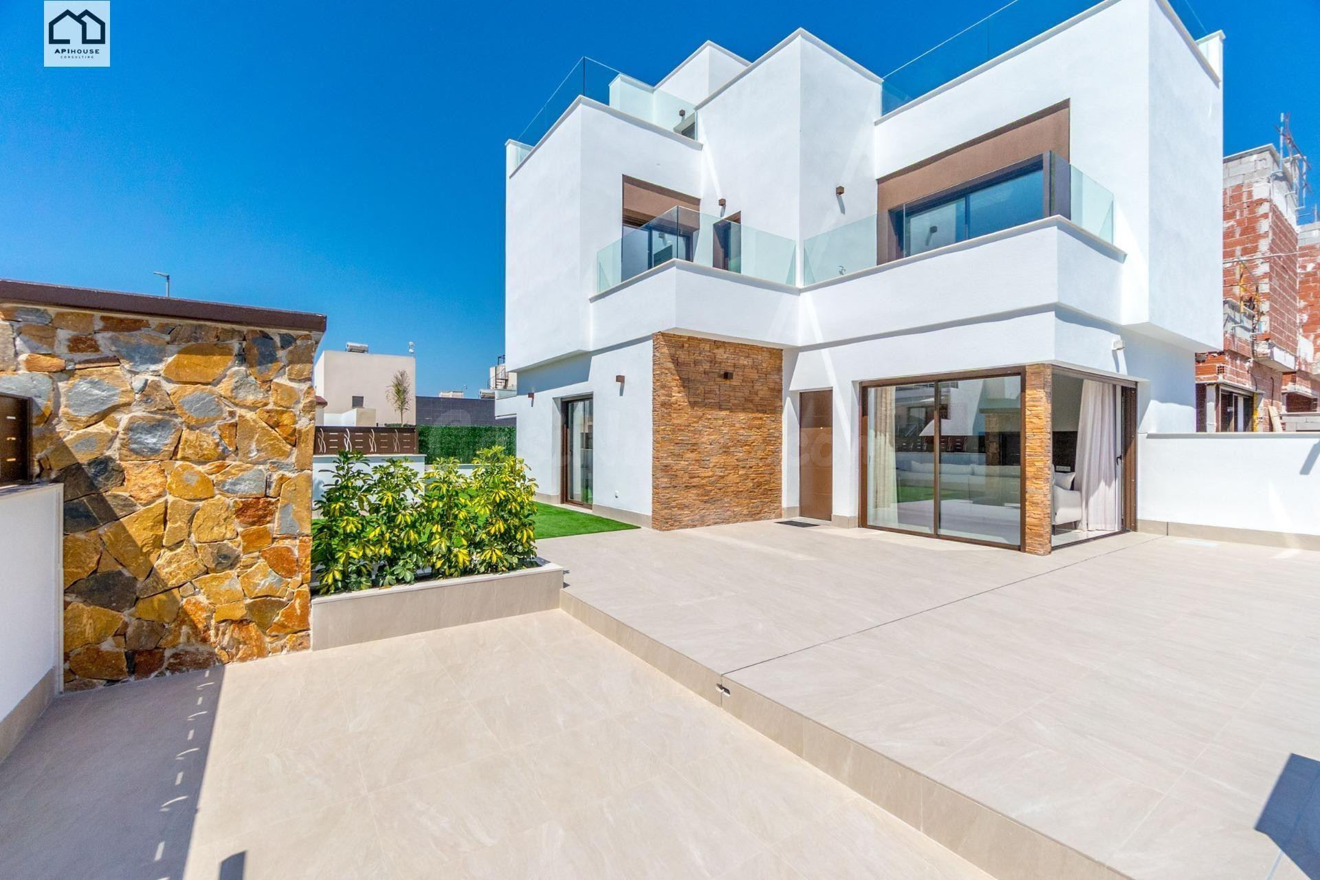 Adosado de obra nueva con piscina, solárium y acabados de lujo en Benijofar. Precio 455.000€
