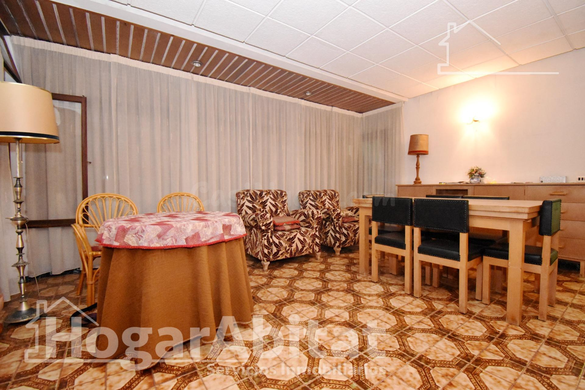 AMPLIA CASA CON LOCAL COMERCIAL, GARAJE Y TERRAZA