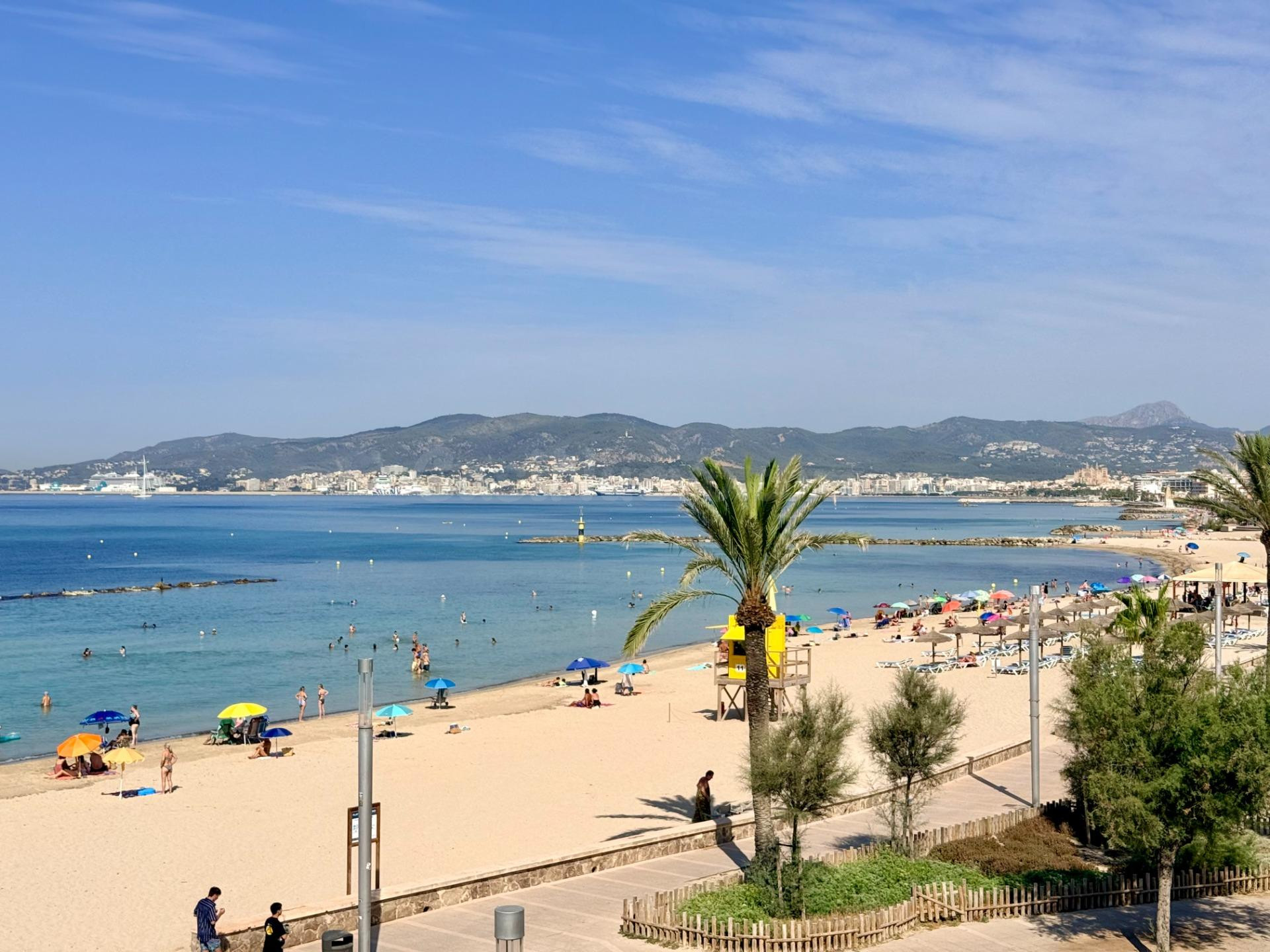 EXCLUSIVA PLANTA BAJA EN PRIMERA LÍNEA DE MAR CON JARDÍN PRIVADO Y ACCESO DIRECTO A LA PLAYA EN CIUDAD JARDÍN