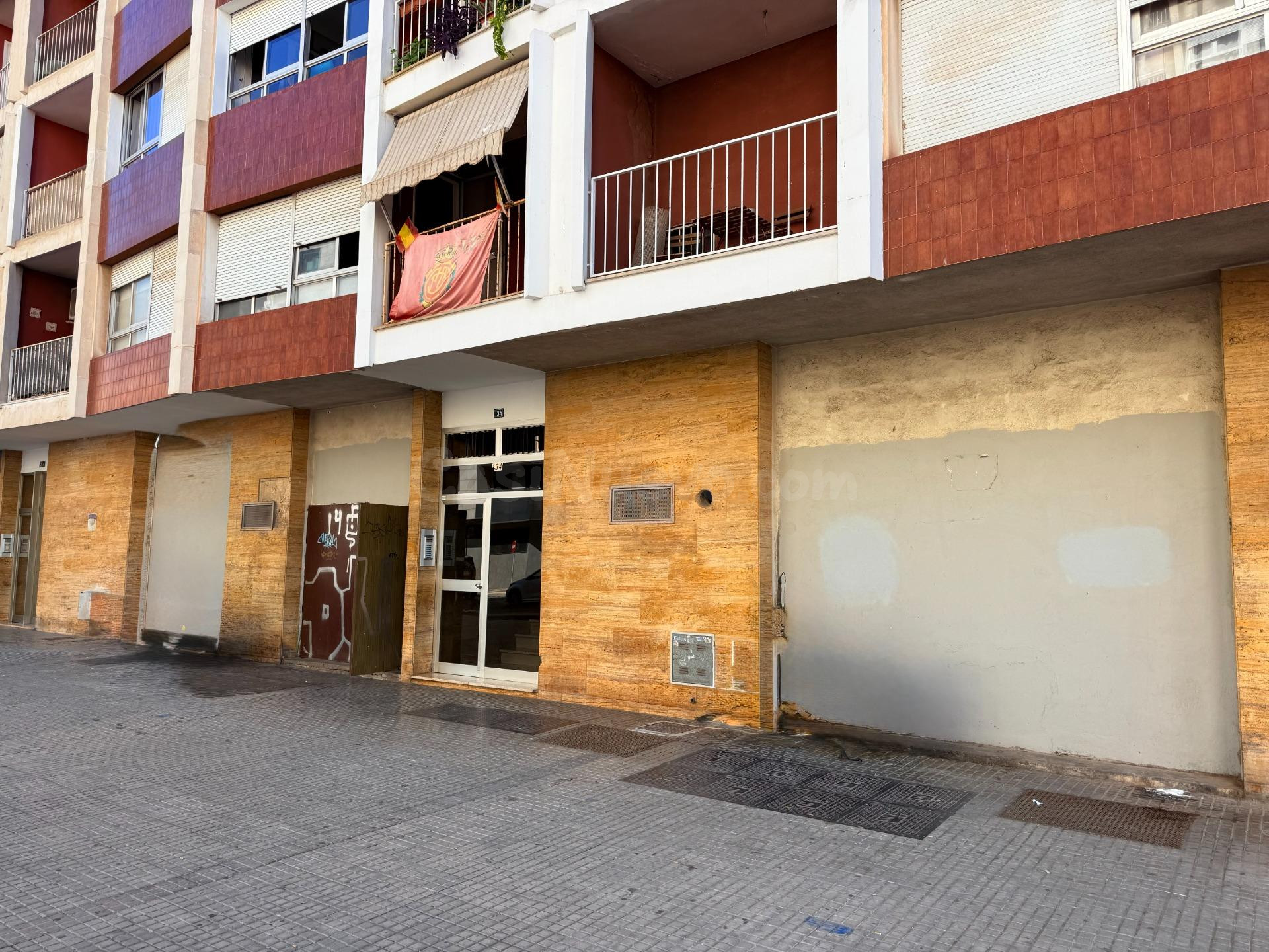 Gran local comercial en calle Aragón – Amplia fachada y múltiples posibilidades