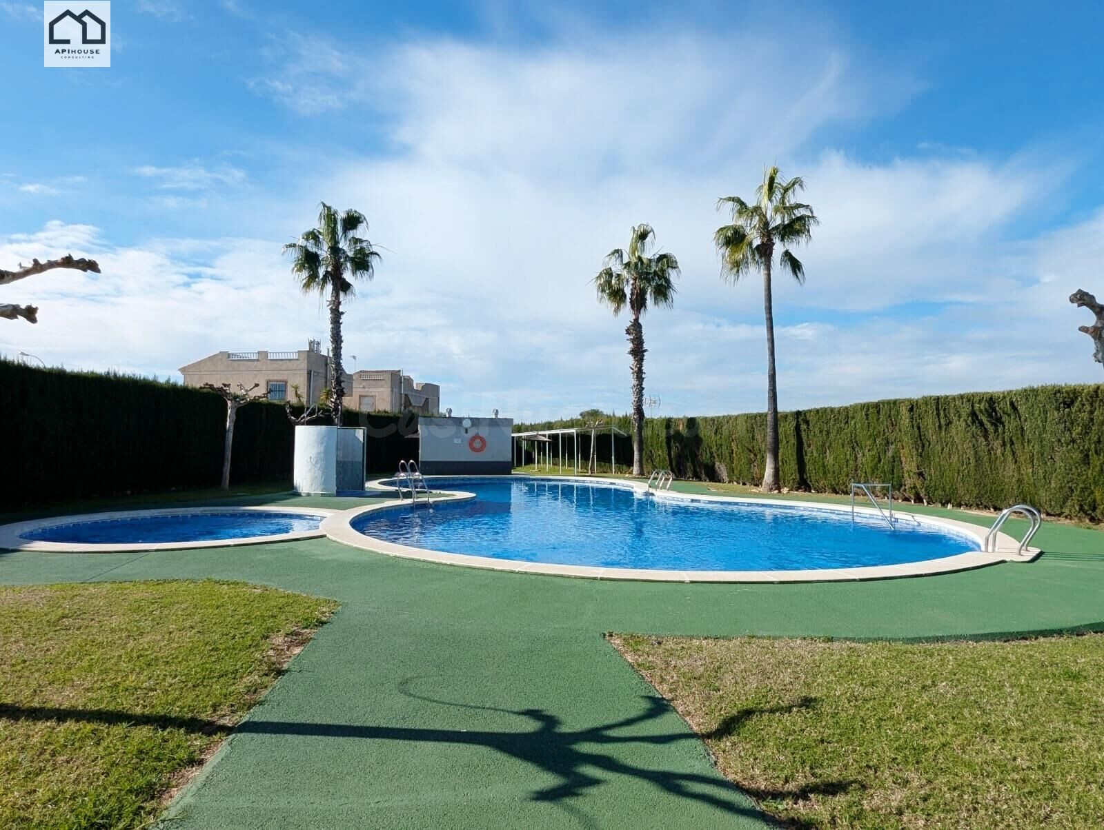 Apihouse vende Encantador Bungalow en Torrevieja, Ideal para Vivir por solo 159.000€