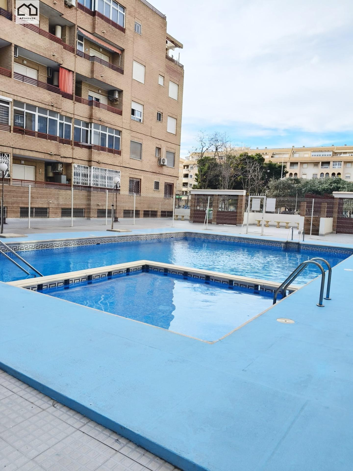 Encantador Apartamento en Torrevieja con Vistas y Comodidades
