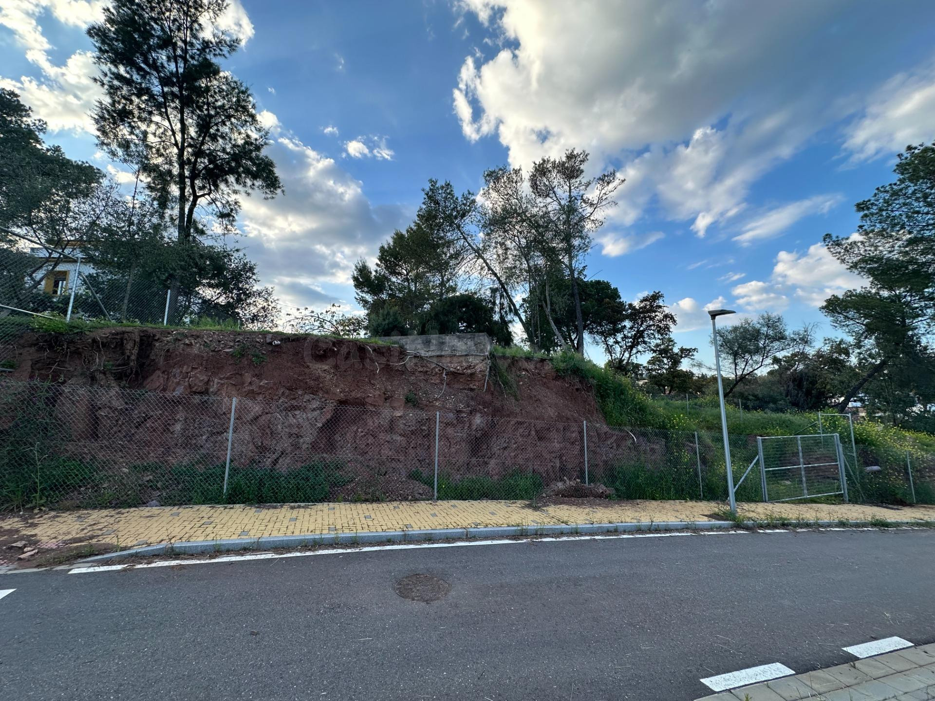 Parcela urbana de 1.290 m2 en zona Brillante – Lista para construir!!!