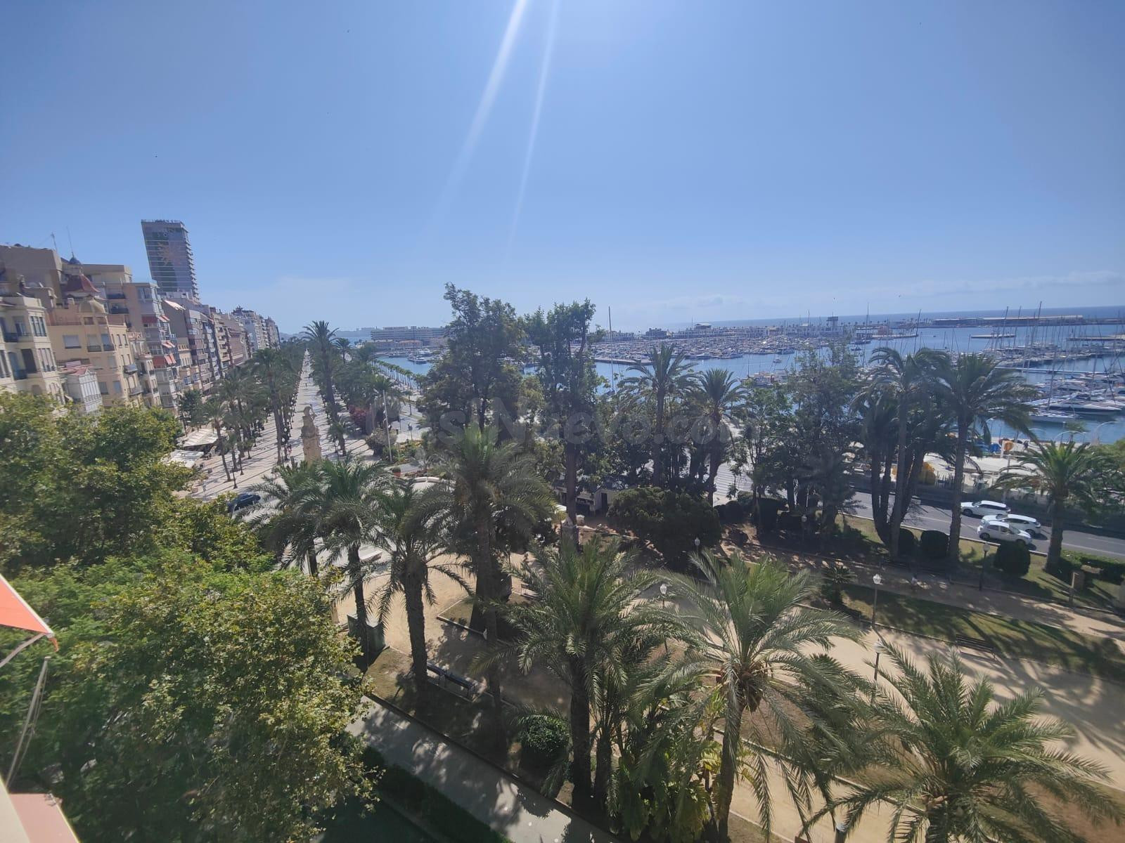 VIVIENDA REFORMADA VACÍA CON ELECTRODOMÉSTICOS FRENTE AL MAR JUNTO EXPLANADA Y PUERTO DEPORTIVO ALICANTE