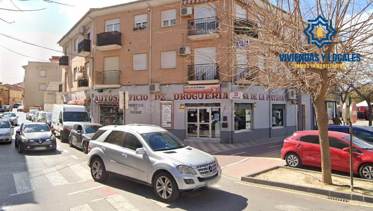 Espectacular local con inmensa fachada en esquina. Avd Poniente de Armilla, junto al Metro.