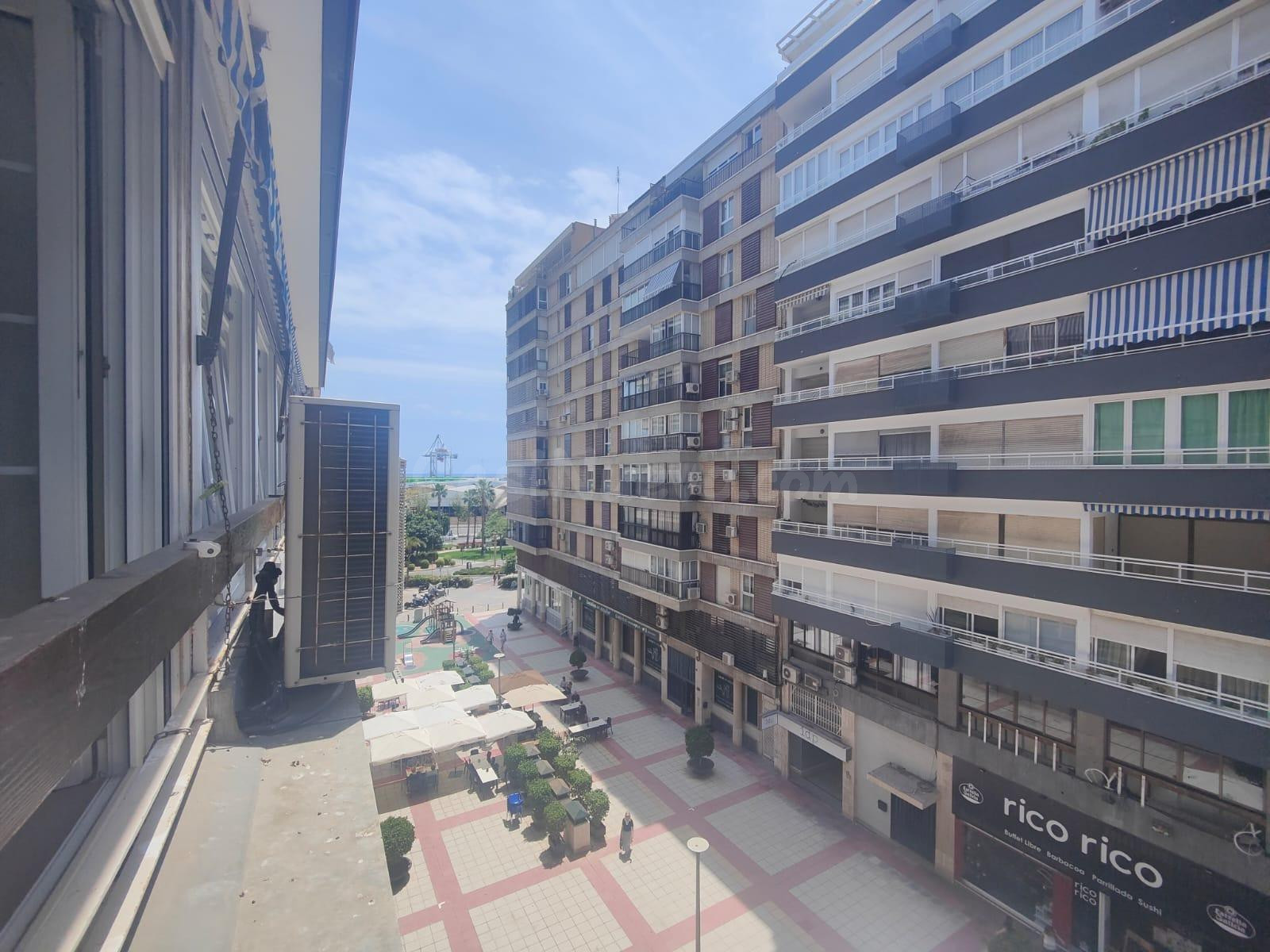 Espectacular vivienda con vistas al mar junto Puerto Deportivo con garaje doble
