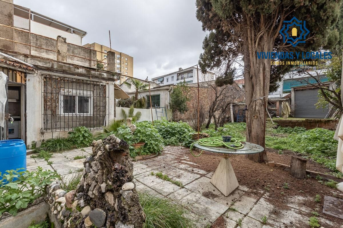 Casa con Parcela a Reformar en Granada