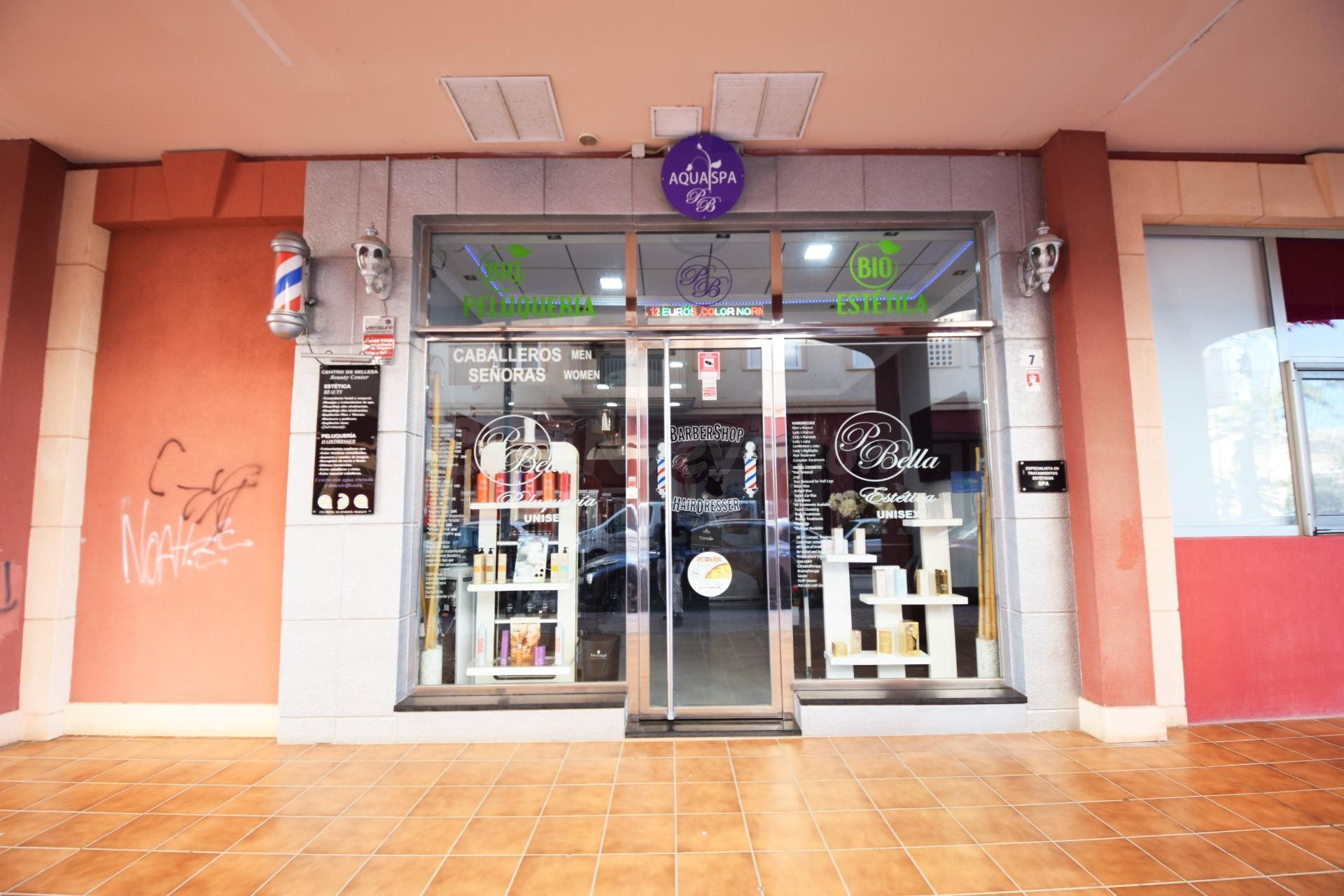 Se alquila local comercial en el centro de Almerimar