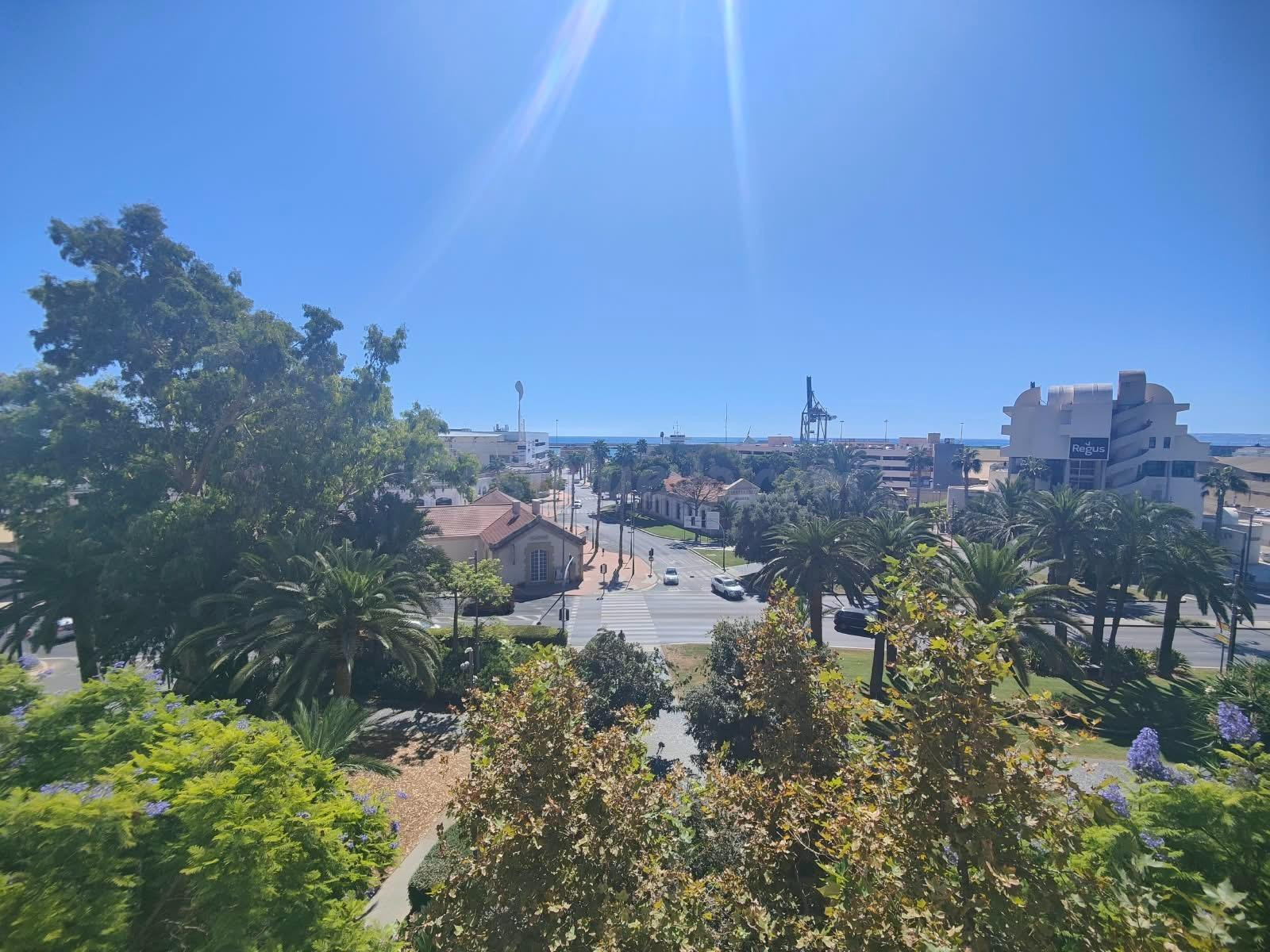 EXCLUSIVA Y AMPLIA VIVIENDA EN ALICANTE CON VISTAS AL MAR Y AL PUERTO DEPORTIVA