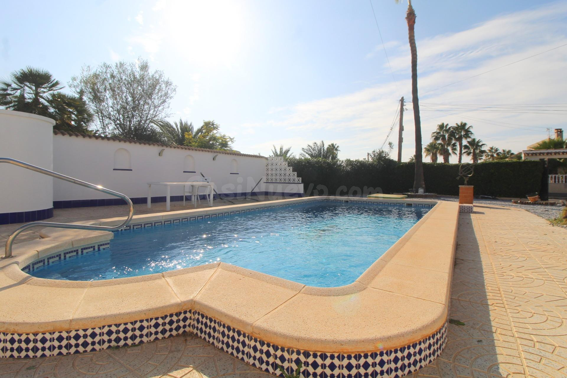 Chalet independiente con piscina privada, gran parcela y autosuficiencia energética en La Siesta – Torrevieja