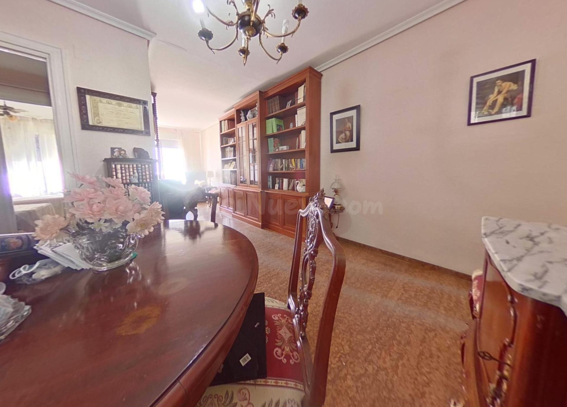 Se vende piso junto a la Avenida de Jesús Rescatado, exterior con terraza, patio y trastero.