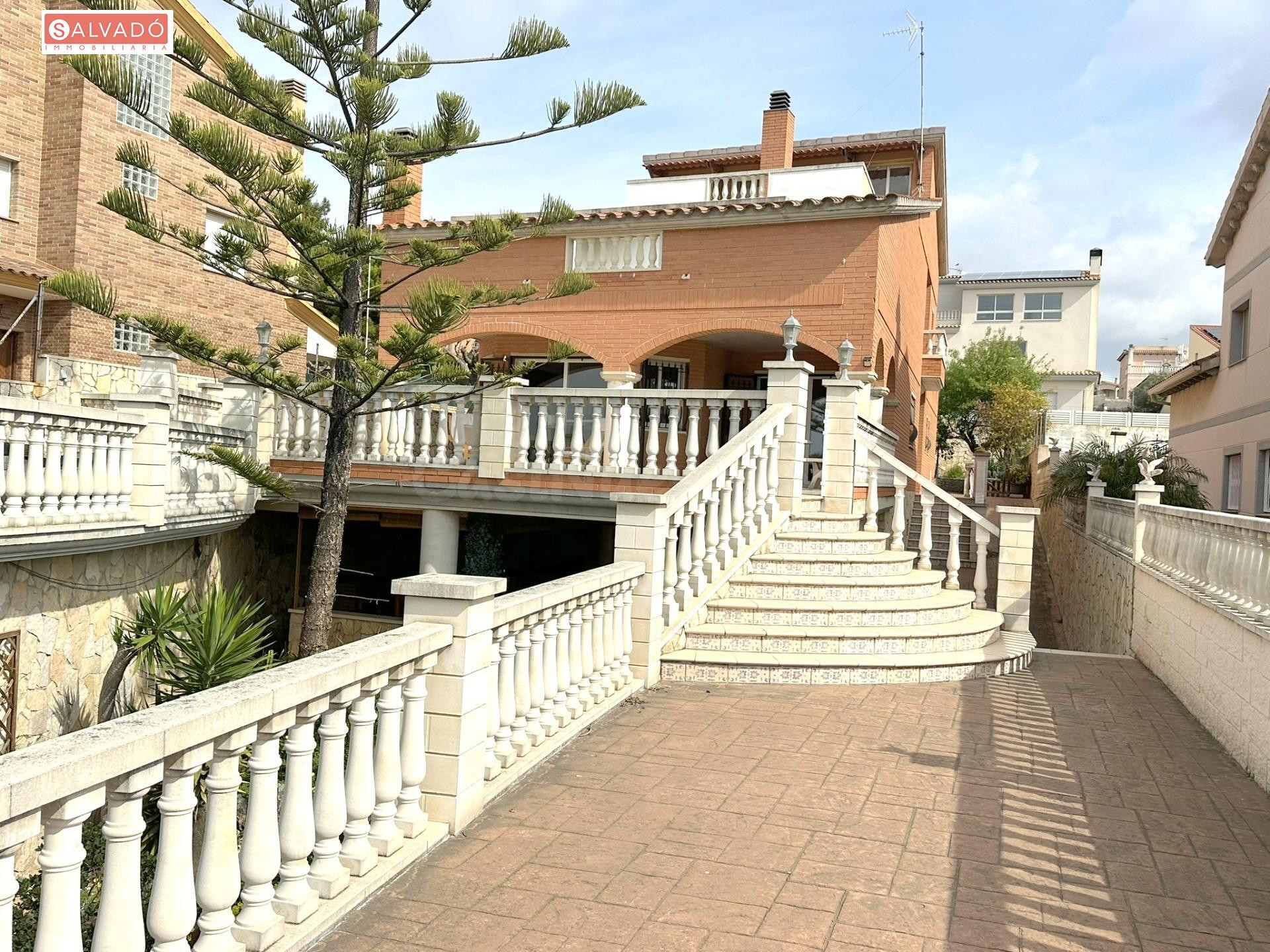 ¡AMPLITUD, LUZ Y VISTAS AL MAR EN UN ESPECTACULAR CHALET EN EL VENDRELL!