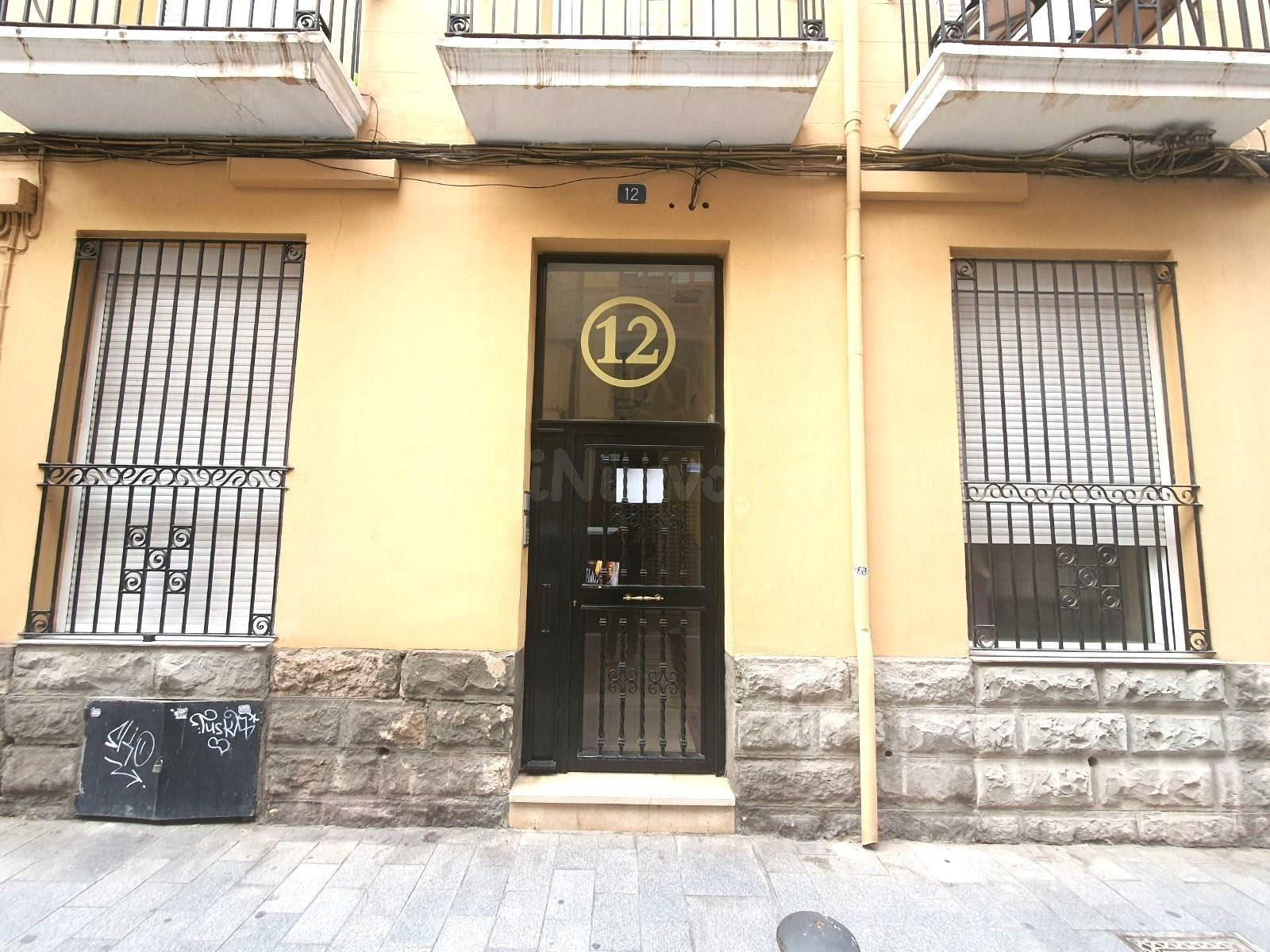 Edificio Reformado en el Corazón de Alicante con Oportunidad de Inversión