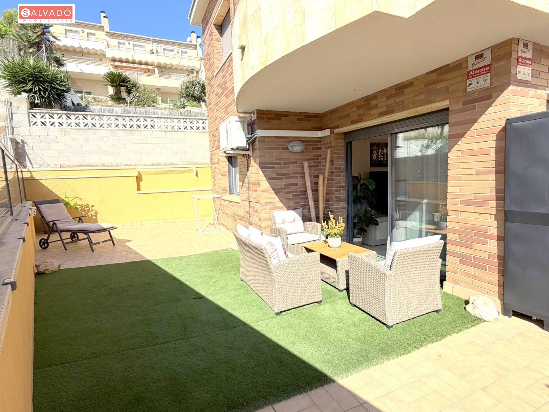 ¡PLANTA BAJA SEMINUEVA CON GRAN TERRAZA, PISCINA COMUNITARIA, PARKING Y TRASTERO EN SEGUR DE CALAFELL!