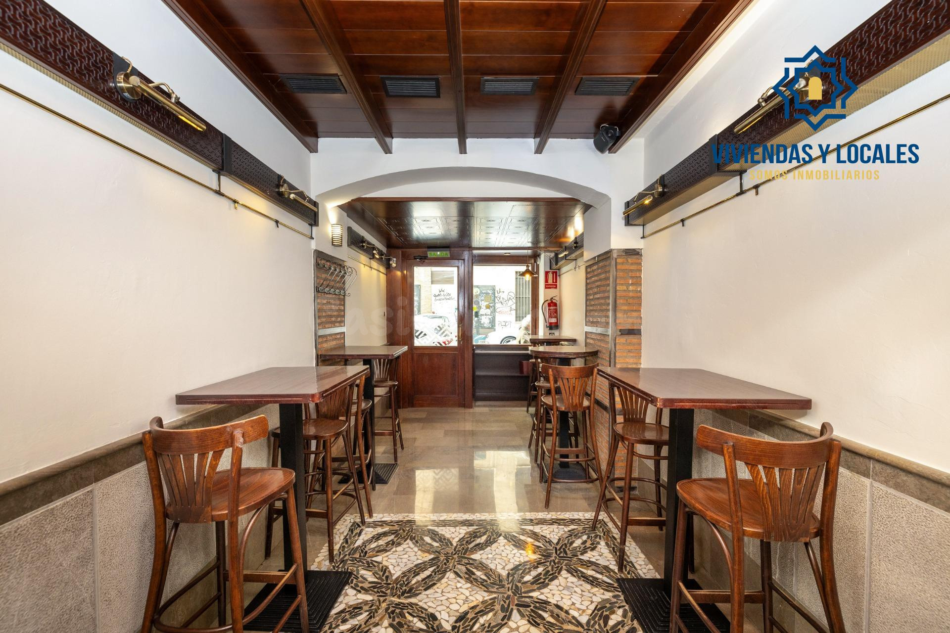 Oportunidad.  Local con licencia de Bar-Restaurante en zona de Triunfo y San Juan de Dios.