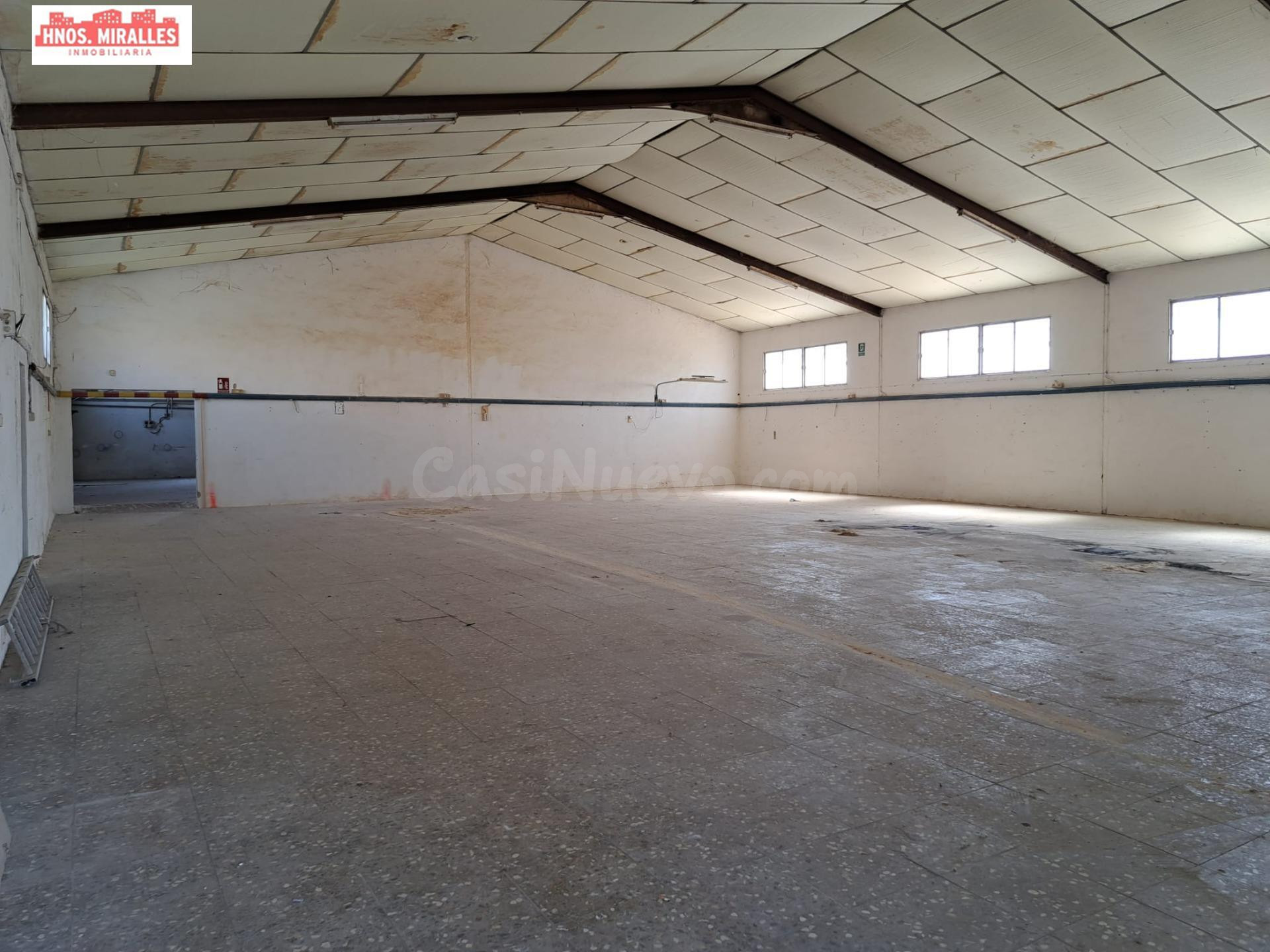 SE VENDE NAVE  EN CREVILLENTE CON FACHADA CARRETERA