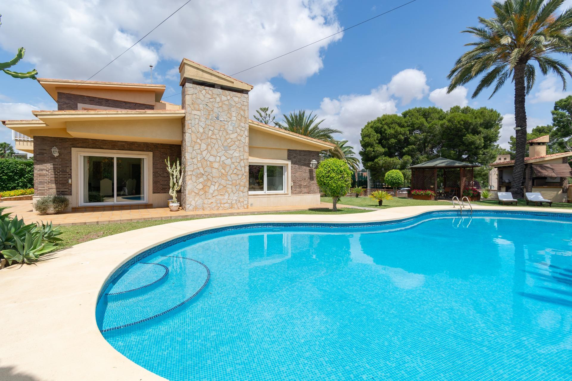 Espectacular y exclusivo chalet en parcela de 2378 m2 con piscina en Tentegorra