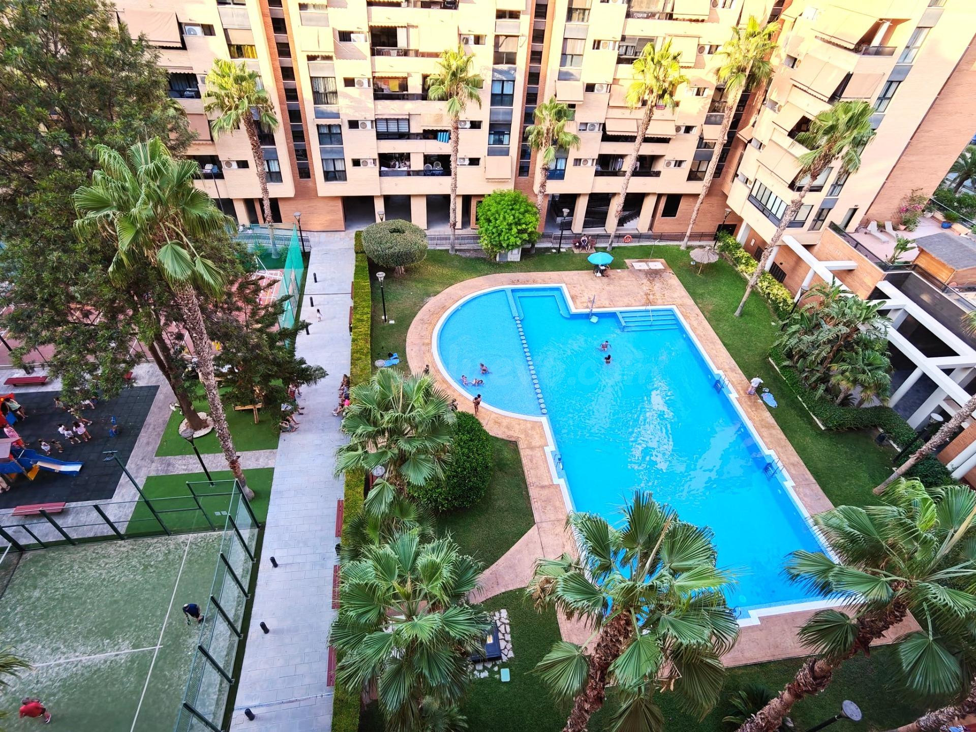 Fantástico piso con urbanización zona Pau I con garaje y trastero