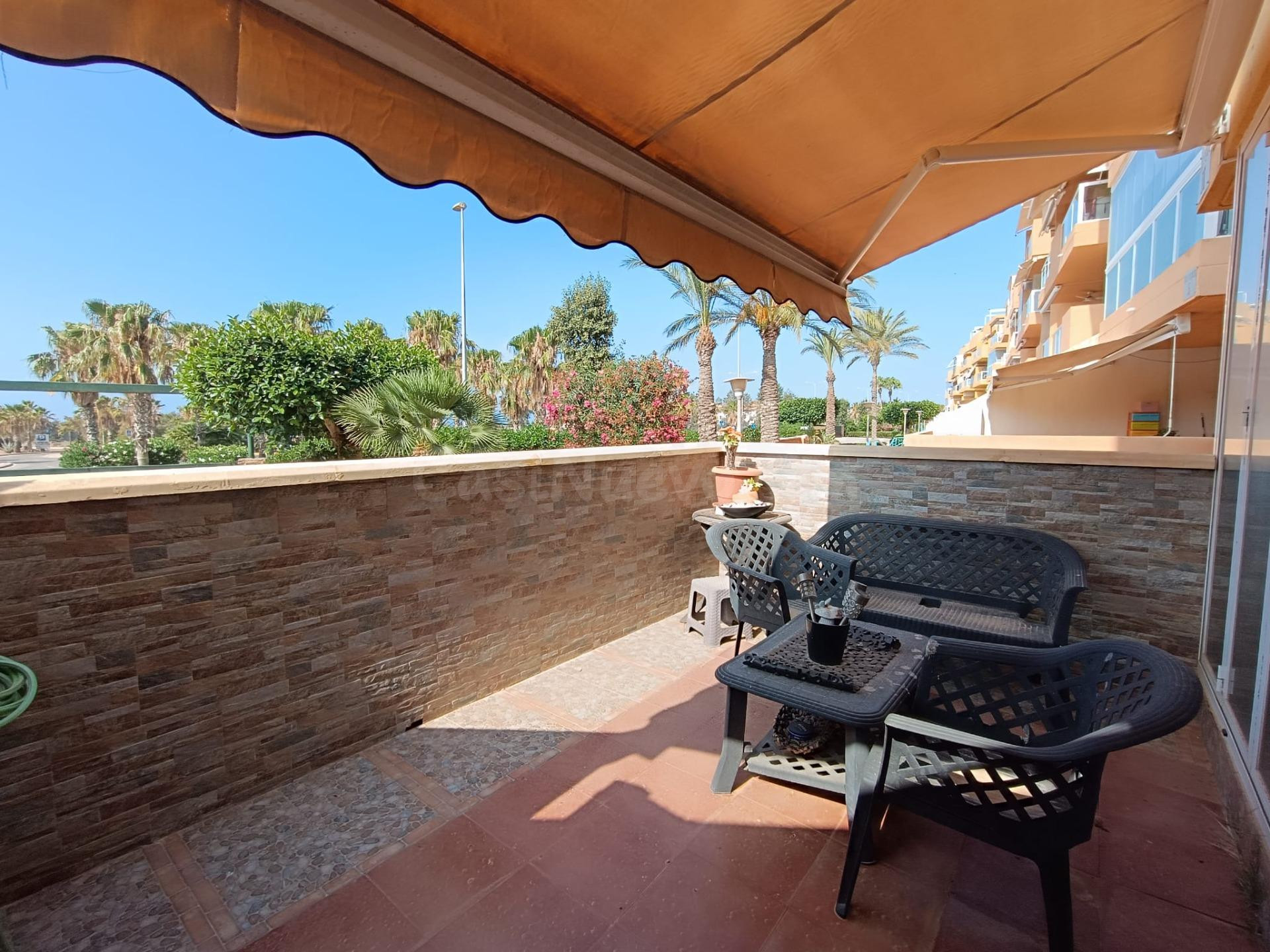 Bajo de 3 dormitorios con terraza cerrada en Residencial Laguna Beach