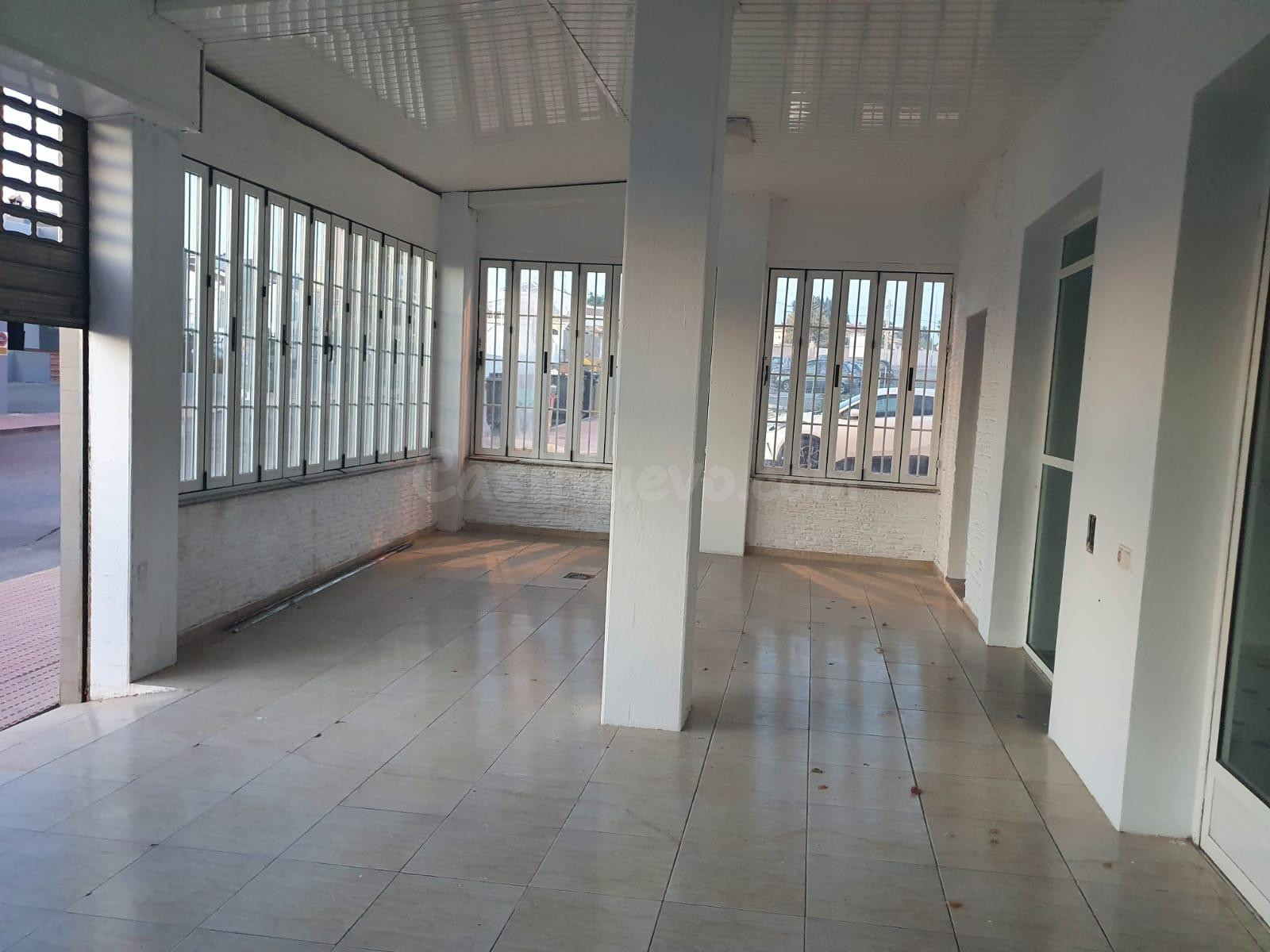 SE VENDE LOCAL COMERCIAL DIVIDIDO EN 3 LOCALES, UNO DE ELLOS CON RENTA