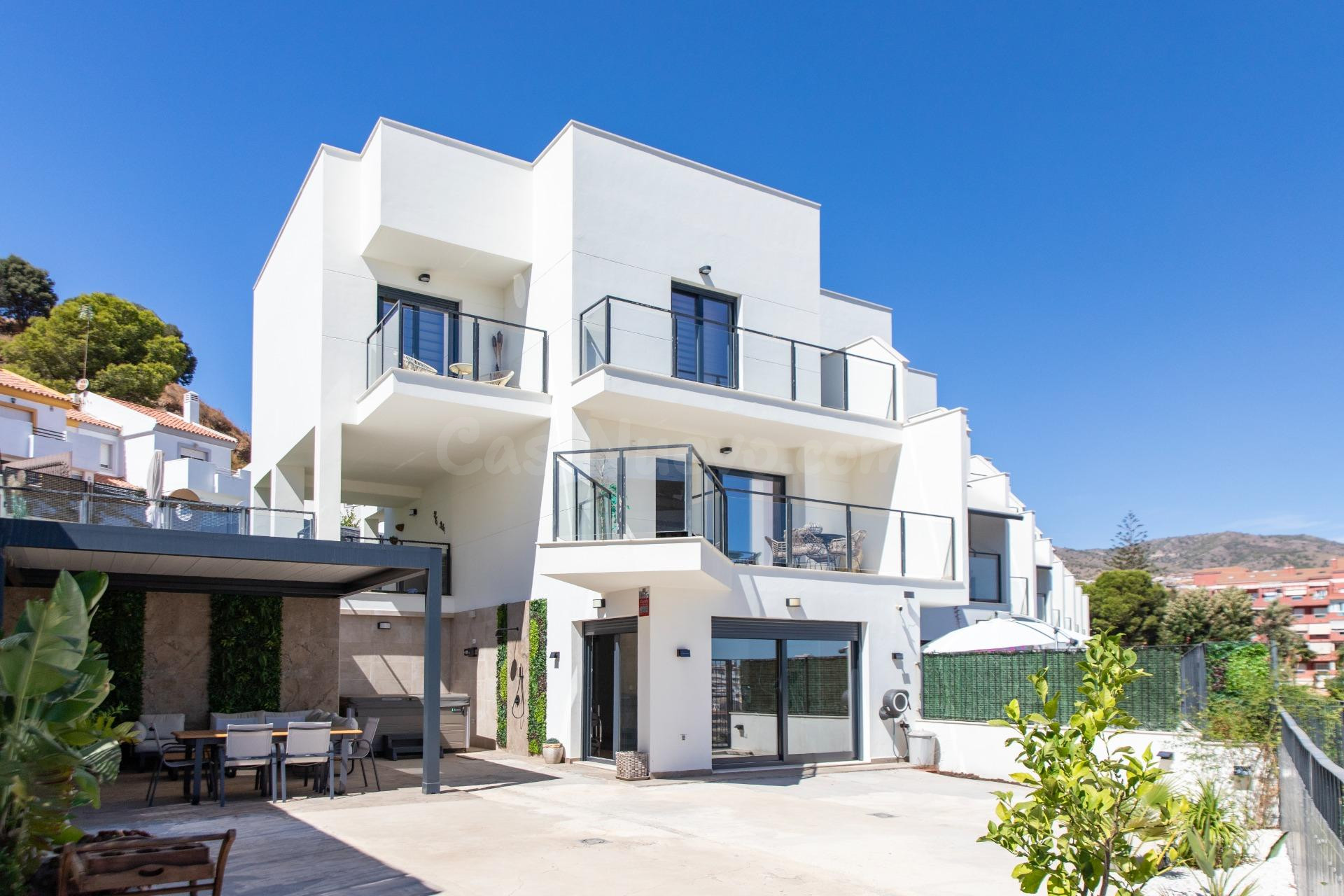 ESPECTACULAR CHALET PAREADO EN VENTA DE 4 DORMITORIOS EN BENALMÁDENA COSTA