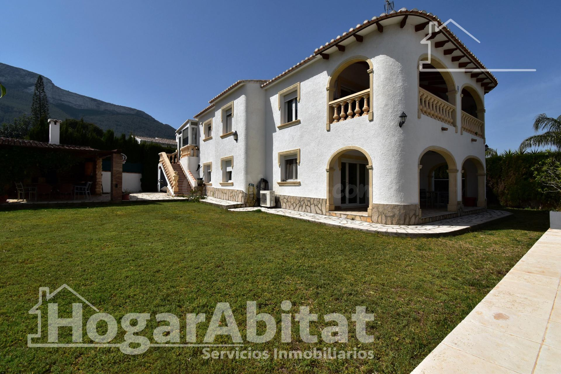 EXCLUSIVA VILLA MEDITERRÁNEA CON AMPLIO JARDÍN, GARAJE, PISCINA Y VISTAS A MONTGÓ