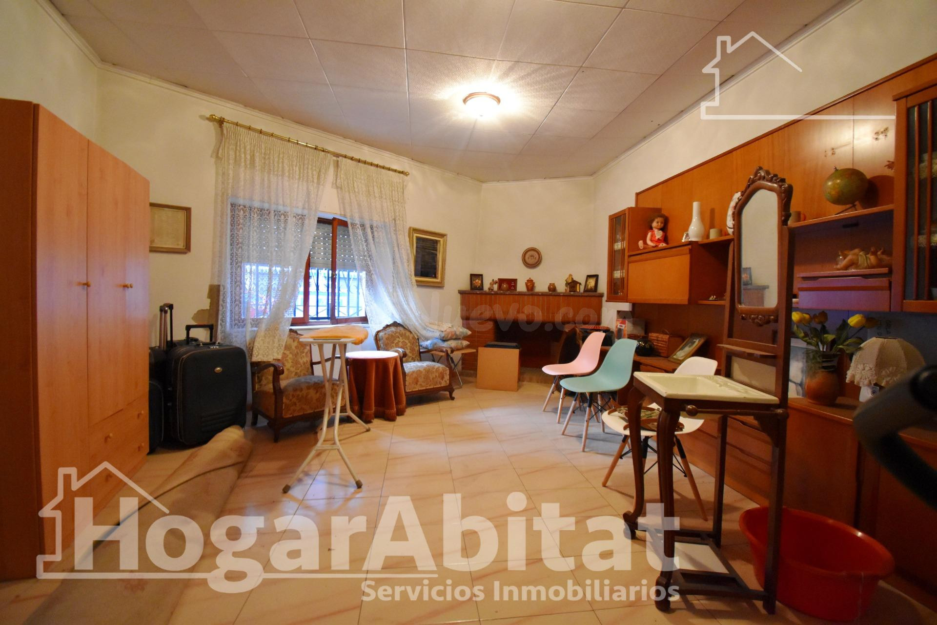AMPLIA CASA DE PUEBLO CON TERRAZA, BALCÓN Y TRASTERO