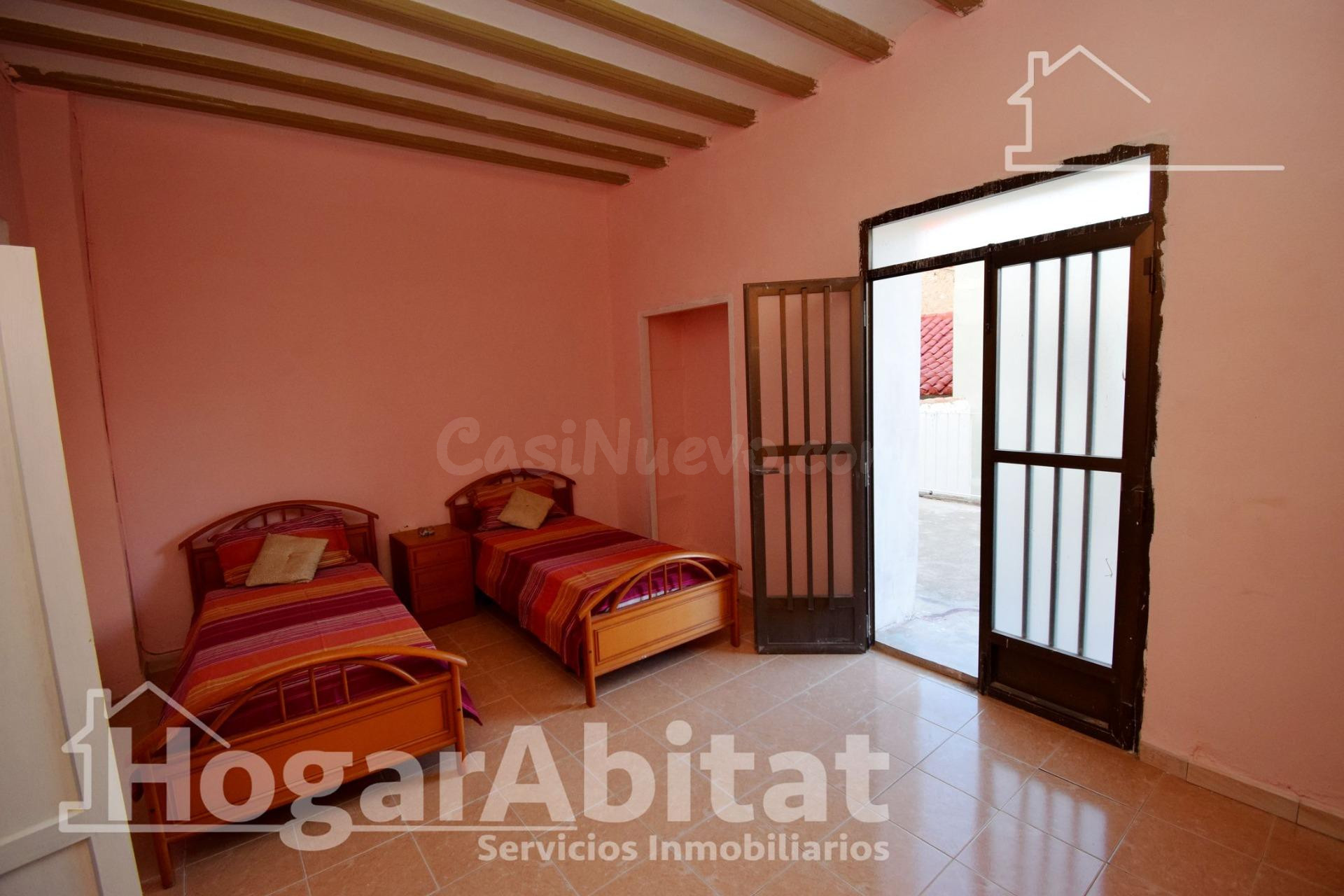 AMPLIA CASA CON 2 TERRAZAS Y GARAJE