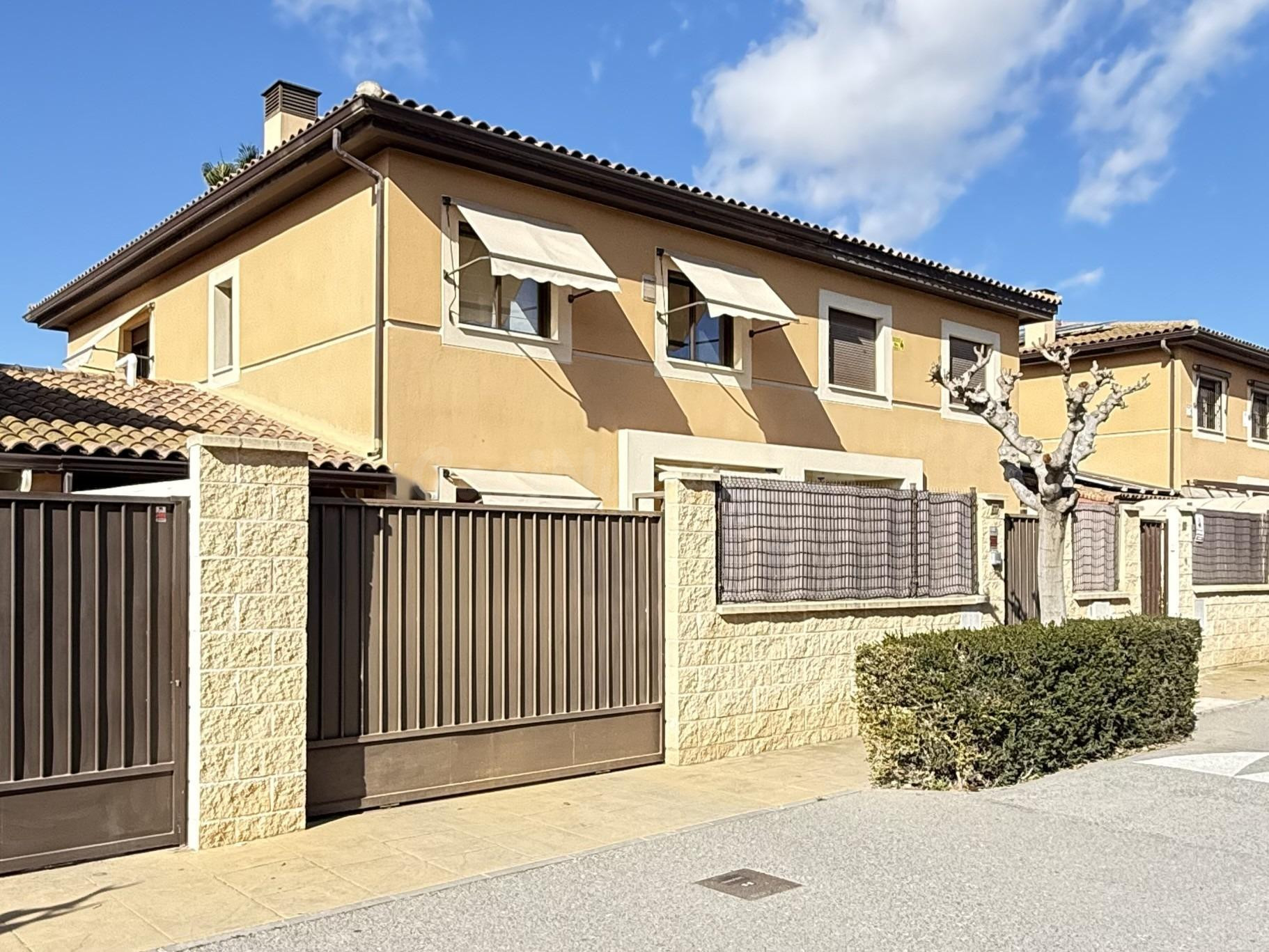 CHALET PAREADO EN ZONA RAVEL-ALMAJADA 5 DORMITORIOS, 3 BAÑOS Y PARCELA DE 300 M2