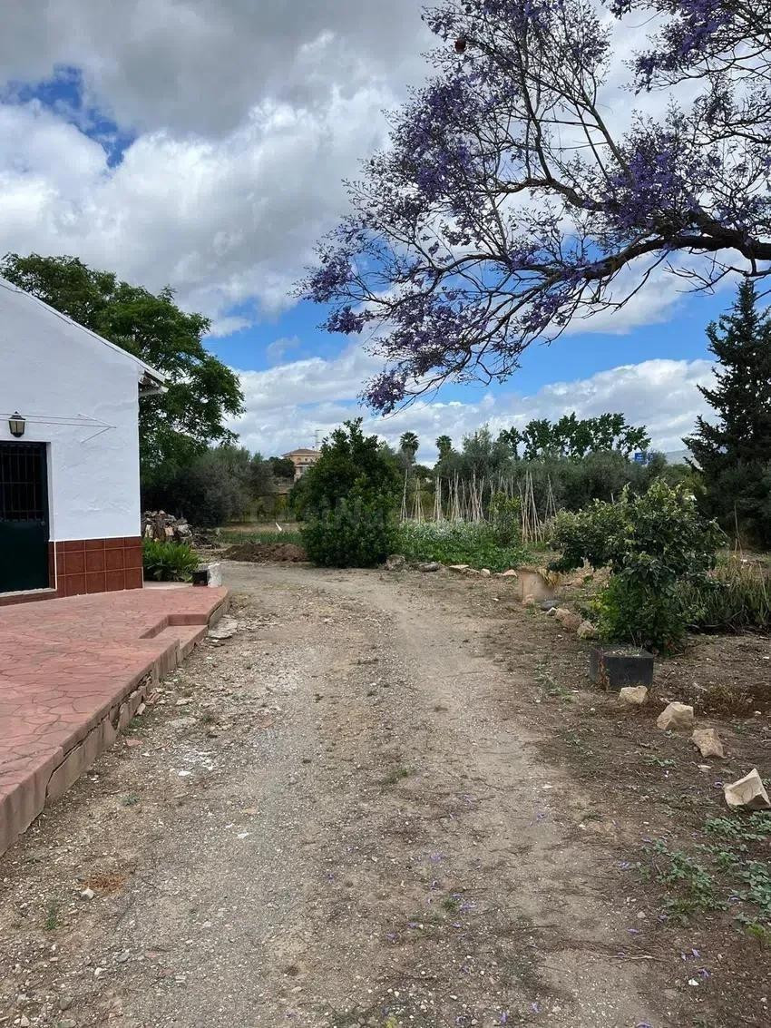 Vive en tu casa rustica a pocos minutos del bullicio de la Ciudad