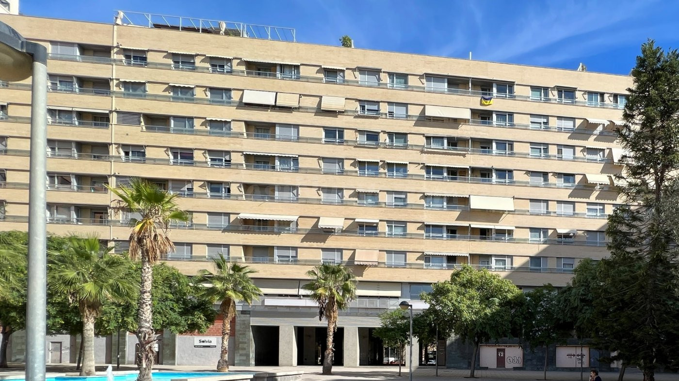 ¡Espectacular Piso de 164m2 con Vistas al Mar y Garaje en el Centro-Puerto!