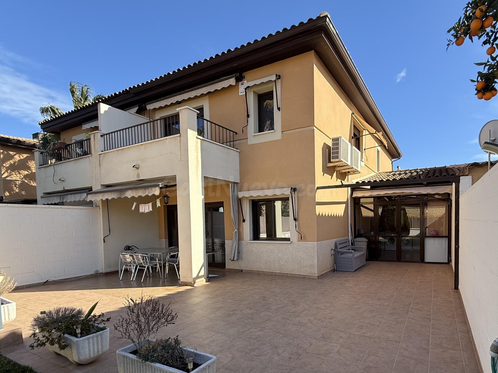 CHALET PAREADO EN ZONA RAVEL-ALMAJADA 5 DORMITORIOS, 3 BAÑOS Y PARCELA DE 300 M2