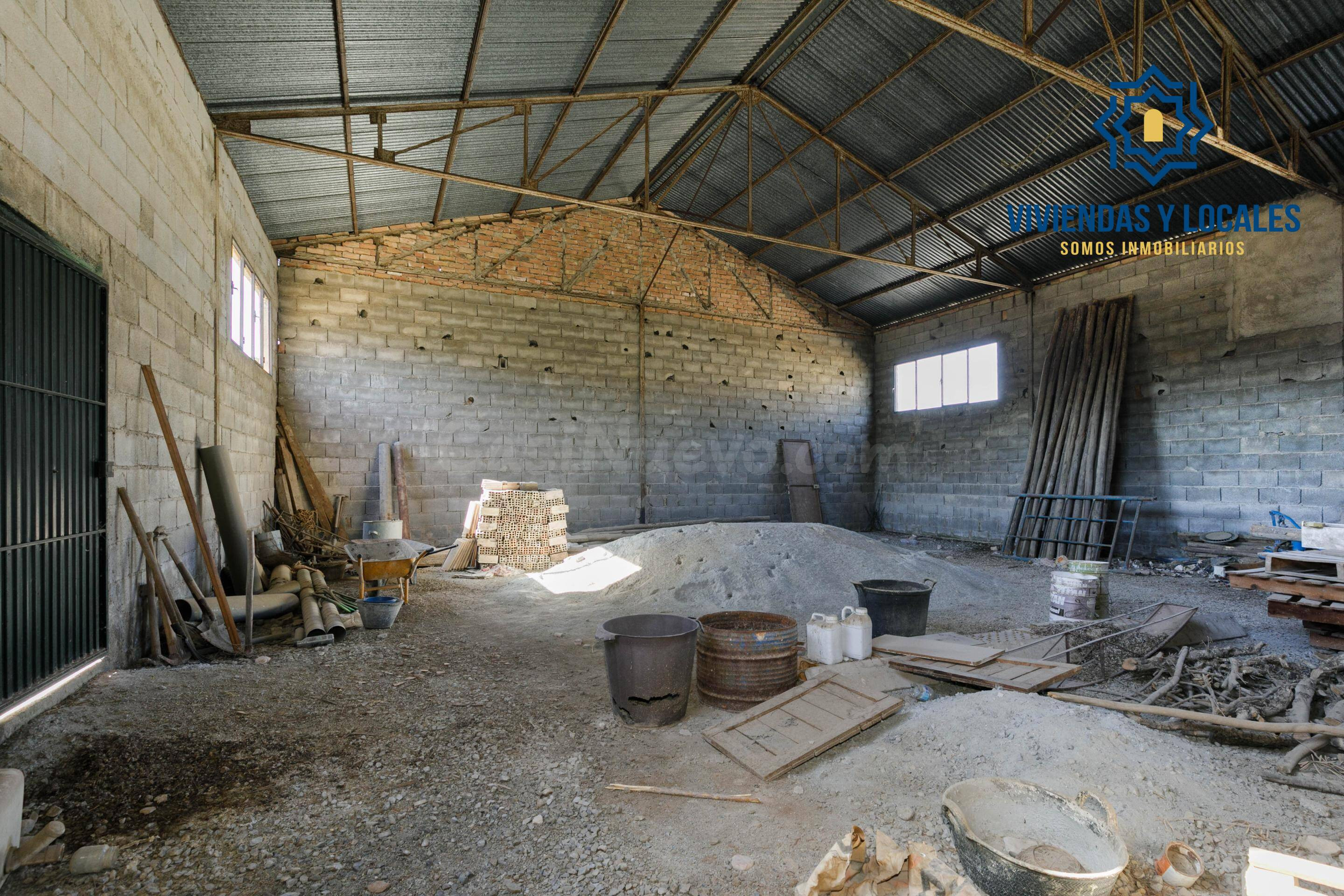 Nave industrial con amplio terreno urbano en Pulianas (Granada)