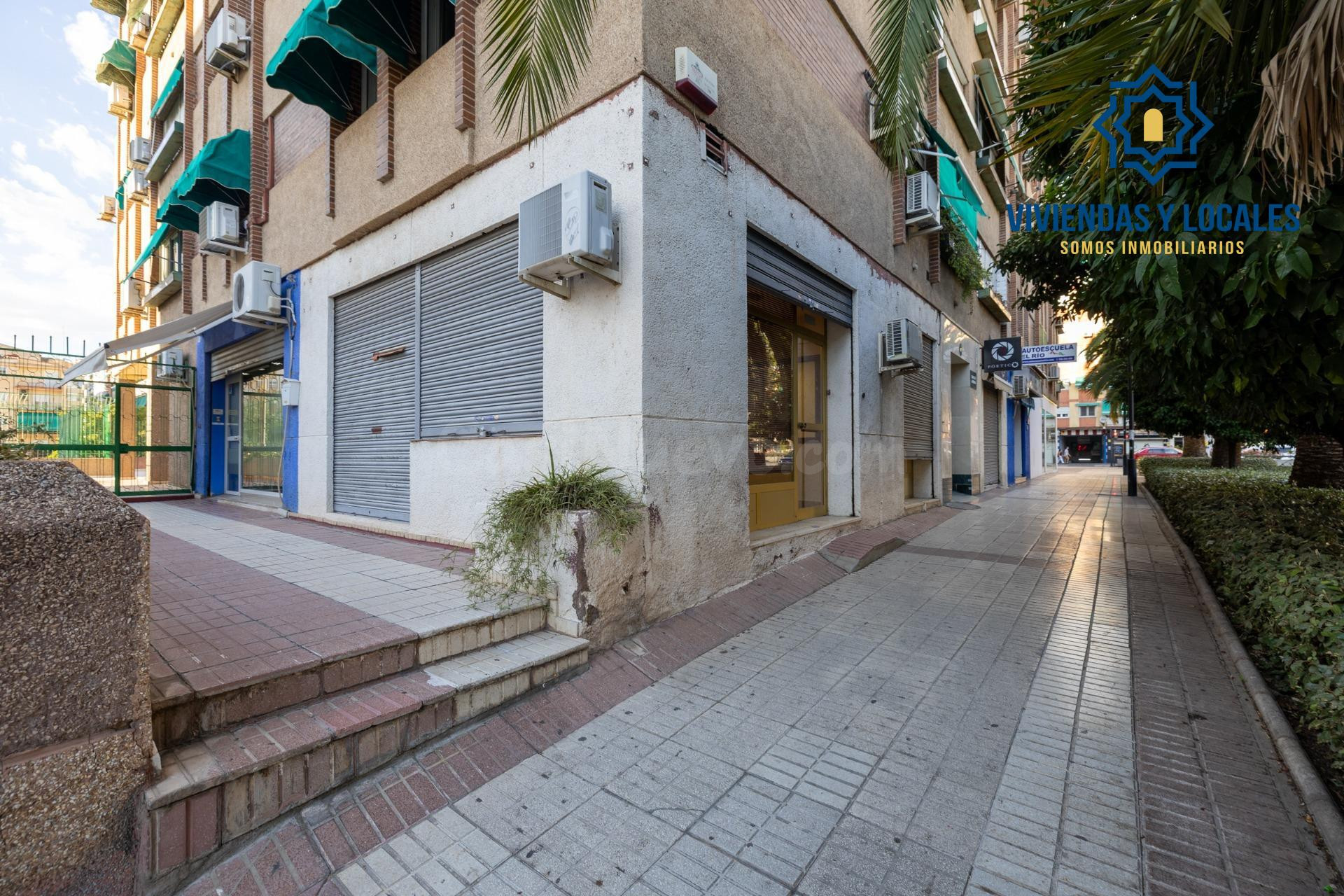 Local de 50 m2 cerca del centro de Granada con posibilidad de cambio de uso a vivienda