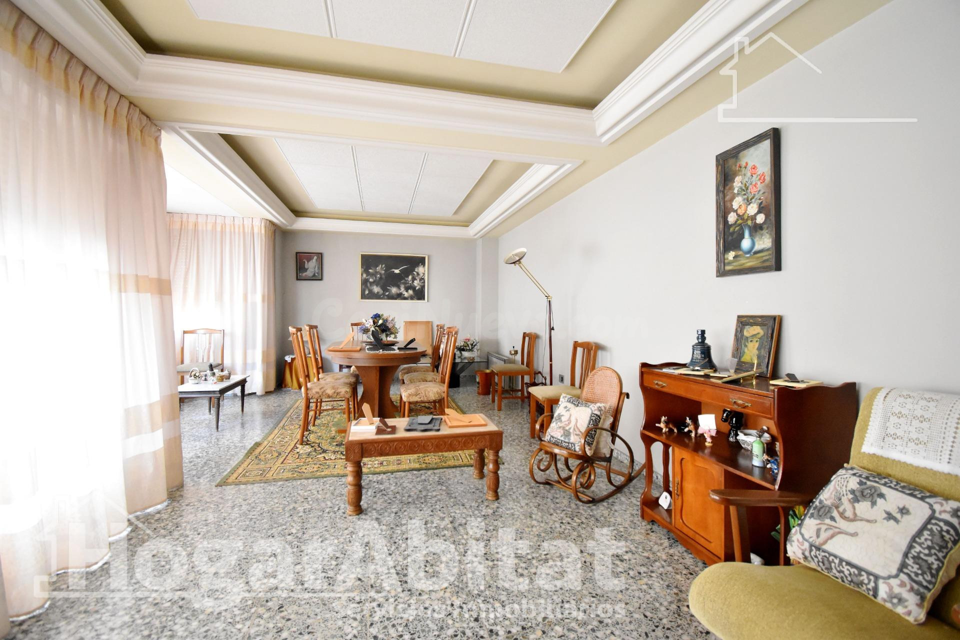 ¡MAGNÍFICA CASA! LUMINOSA CON GARAJE Y TERRAZA, CERCA DEL CENTRO