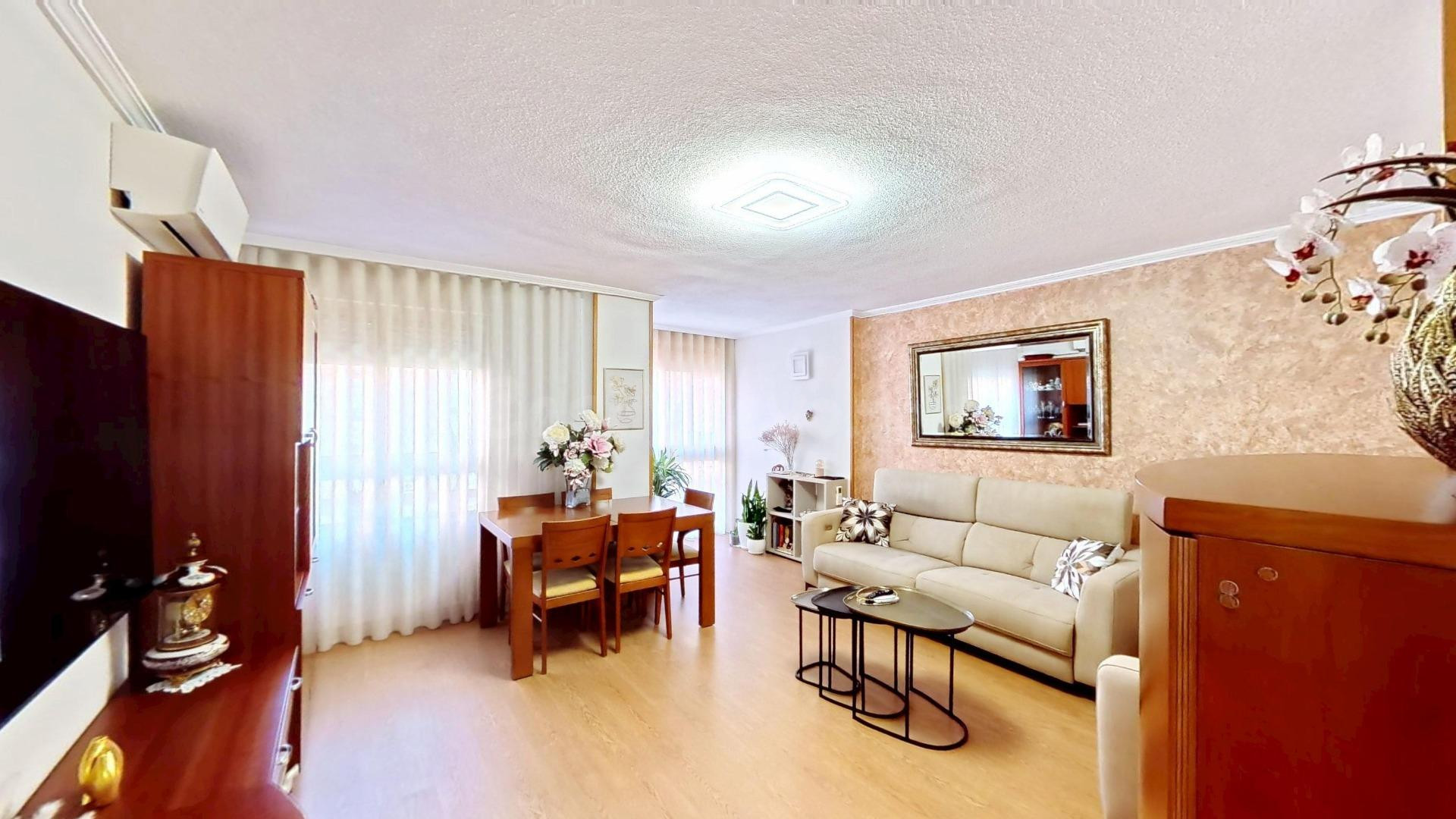 ¡Espectacular piso totalmente renovado junto al Bulevar del Pla!