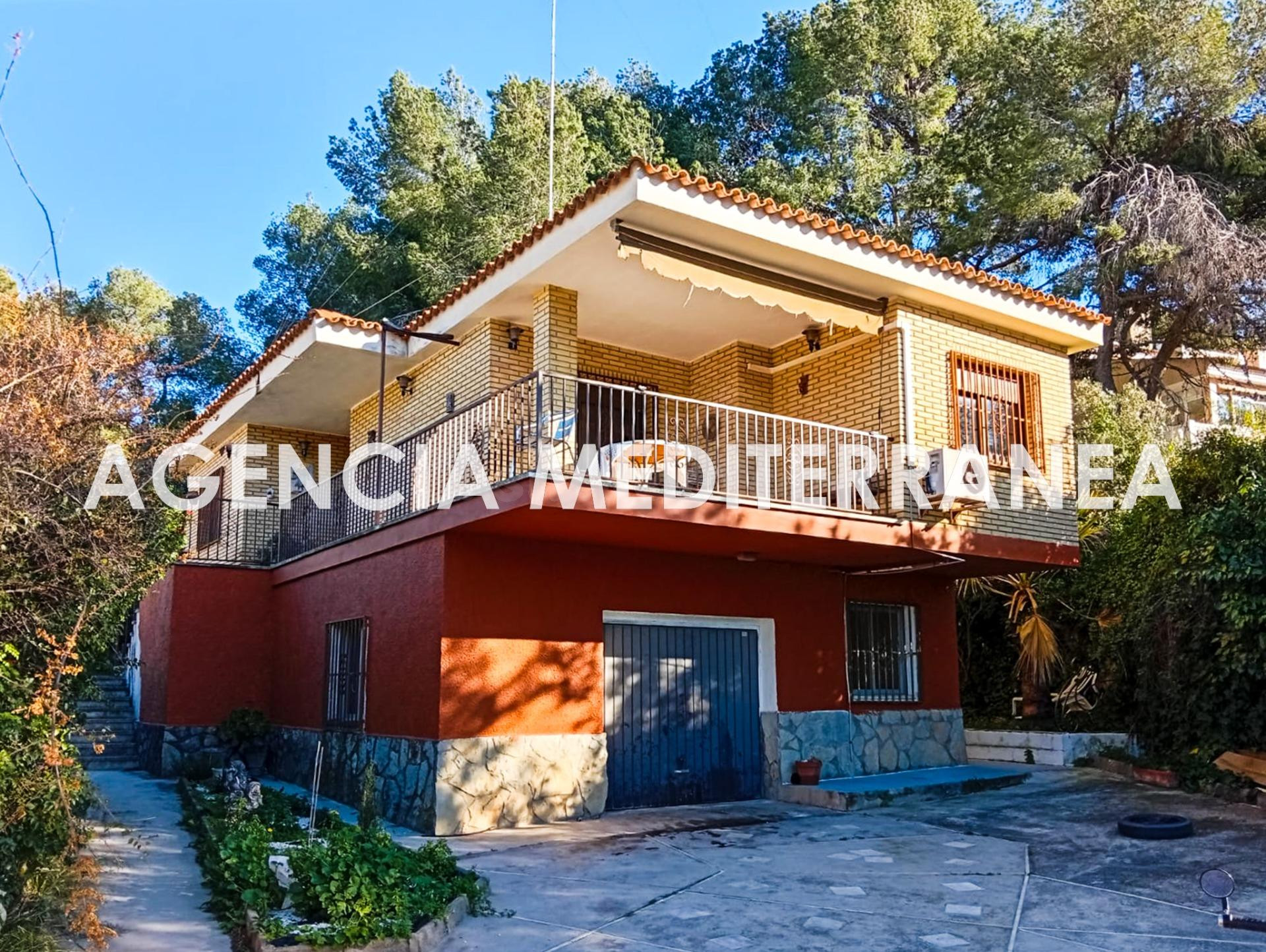 ¡Descubre este chalet con muchas posibilidades, en la tranquila y residencial urbanización de La Cañada!