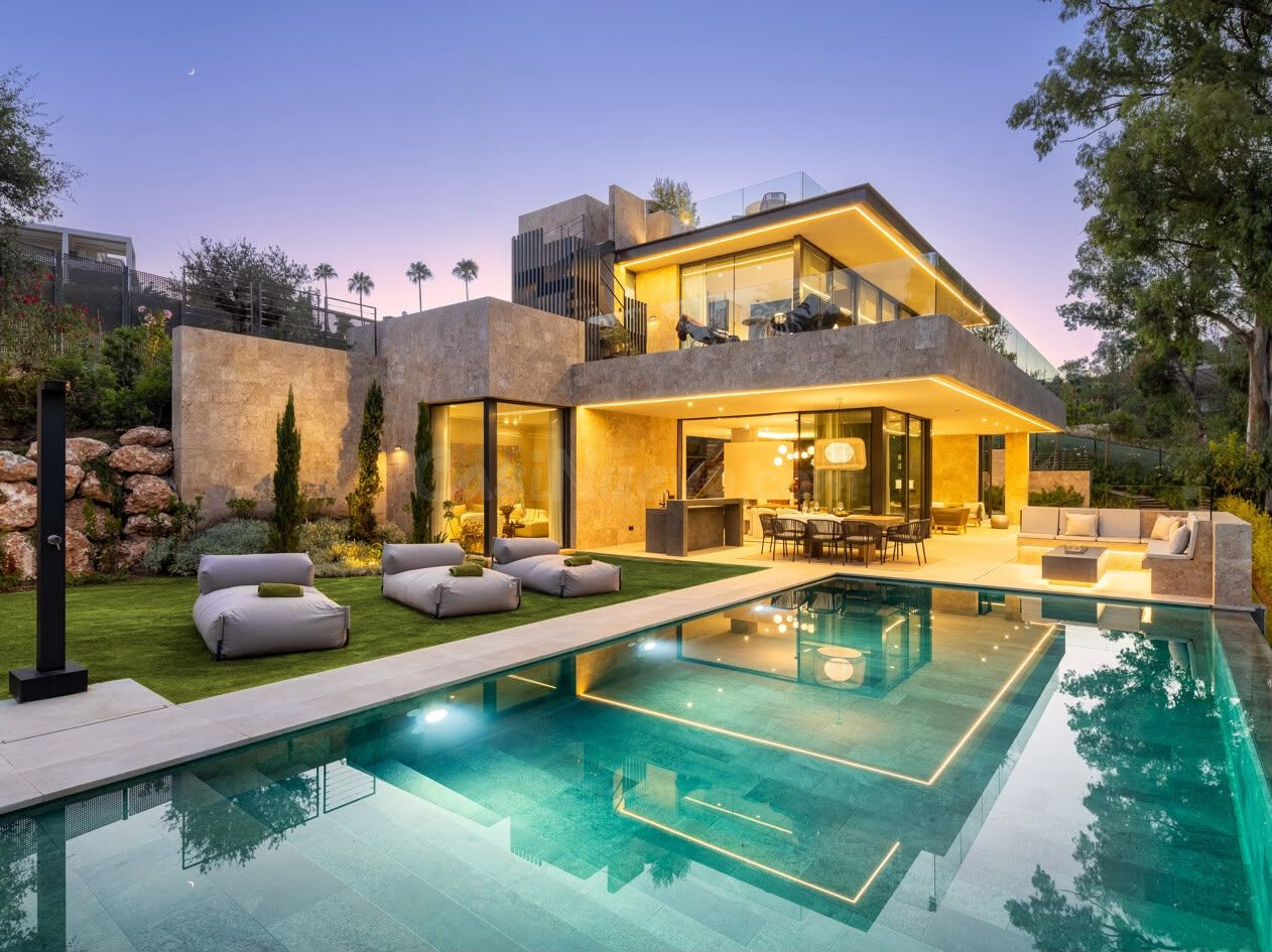 Exclusive Contemporary Villa with Spa, Rooftop Jacuzzi and Infinity Pool in La Cerquilla