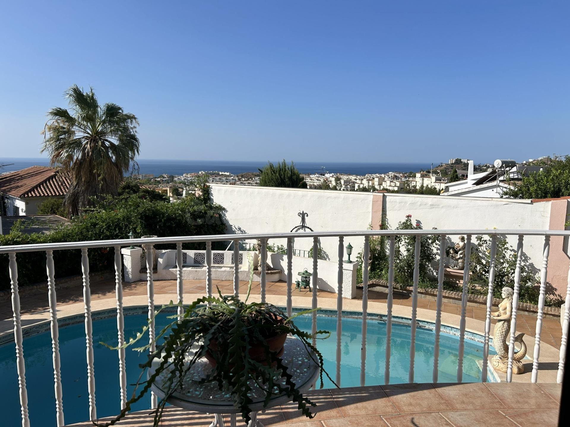 EXCLUSIVO CHALET EN UNA SOLA PLANTA CON VISTAS PANORÁMICAS A LA COSTA – BENALMÁDENA