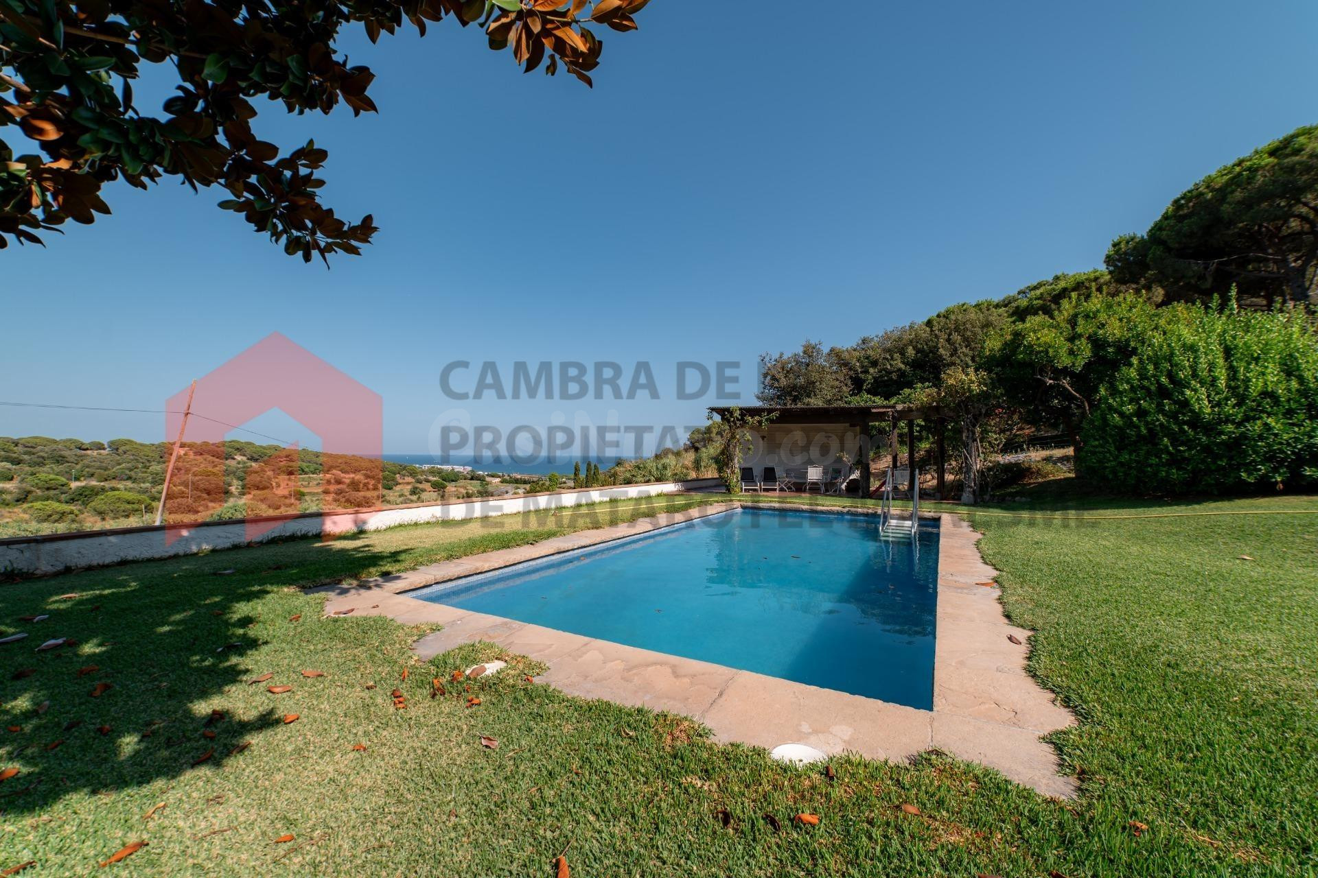 Espectacular finca muy tranquila, con piscina climatizada, garaje y campos conreables