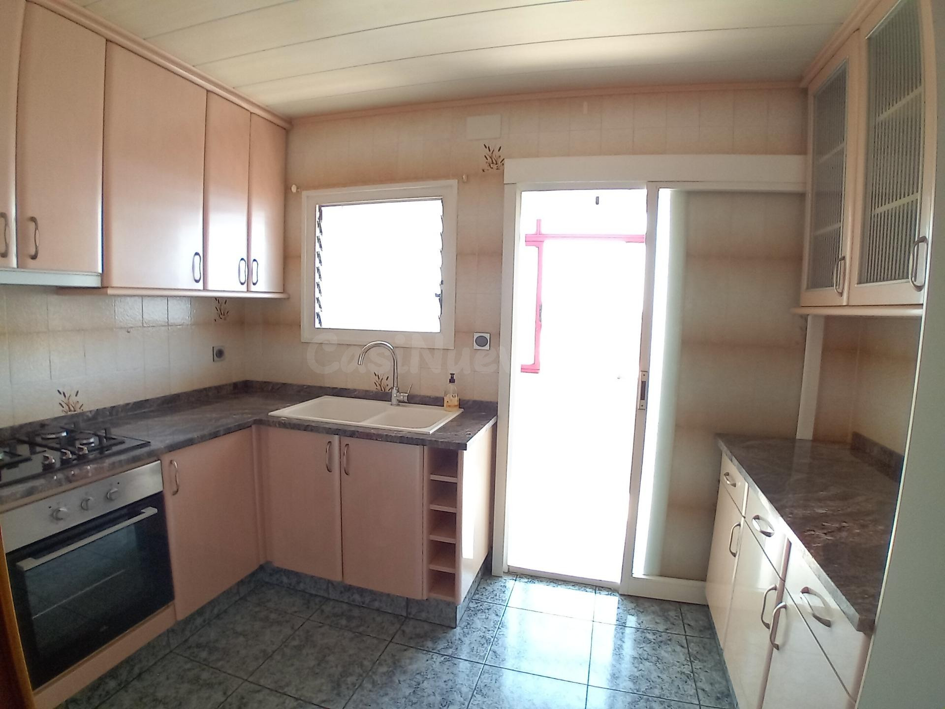 Piso en venta en Cerdanyola para entrar a vivir de 3 hab + despacho con ascensor y vistas al mar