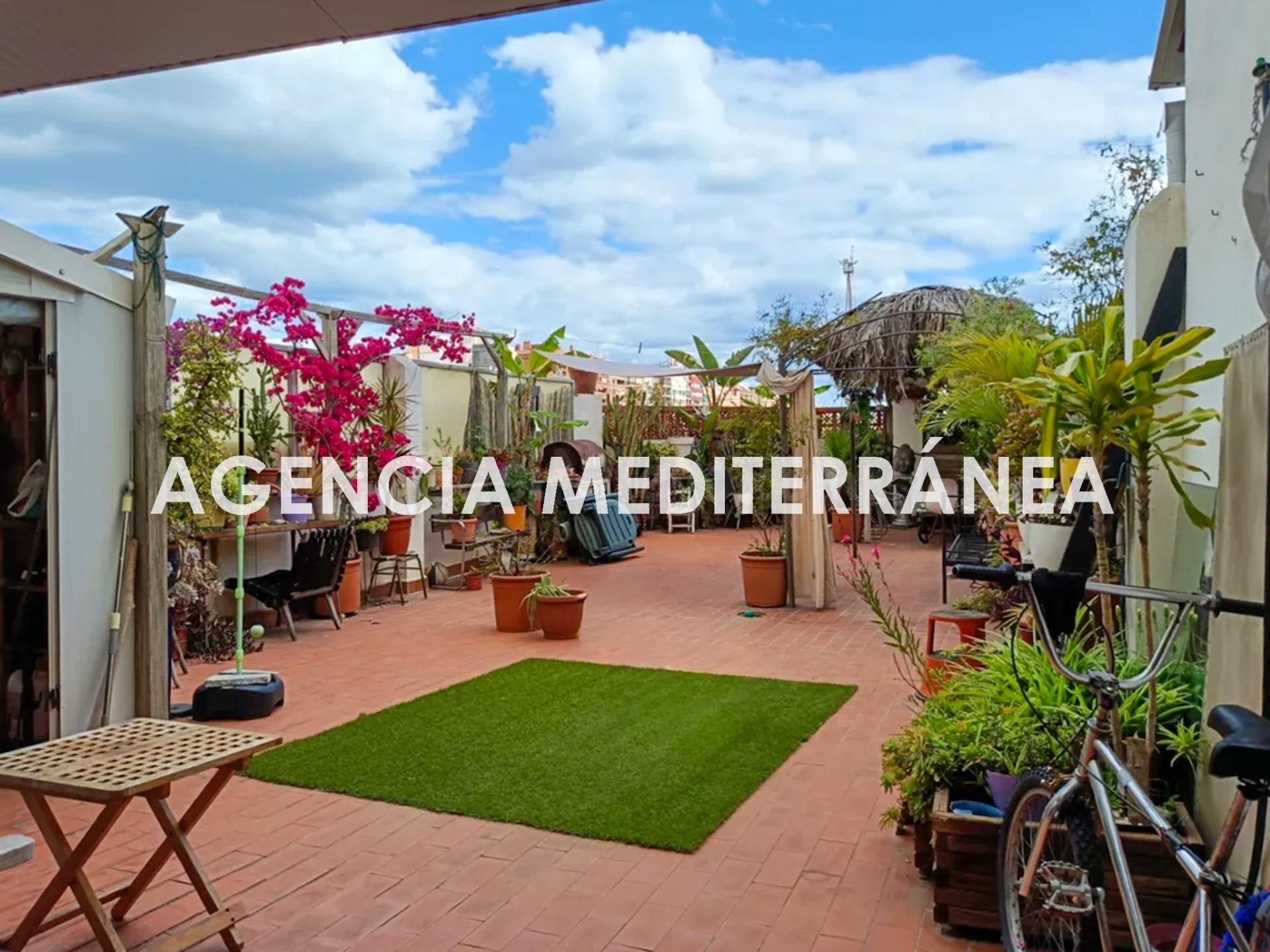 ¡Oportunidad única en Extramurs! Piso con carácter y gran terraza de 83 m2