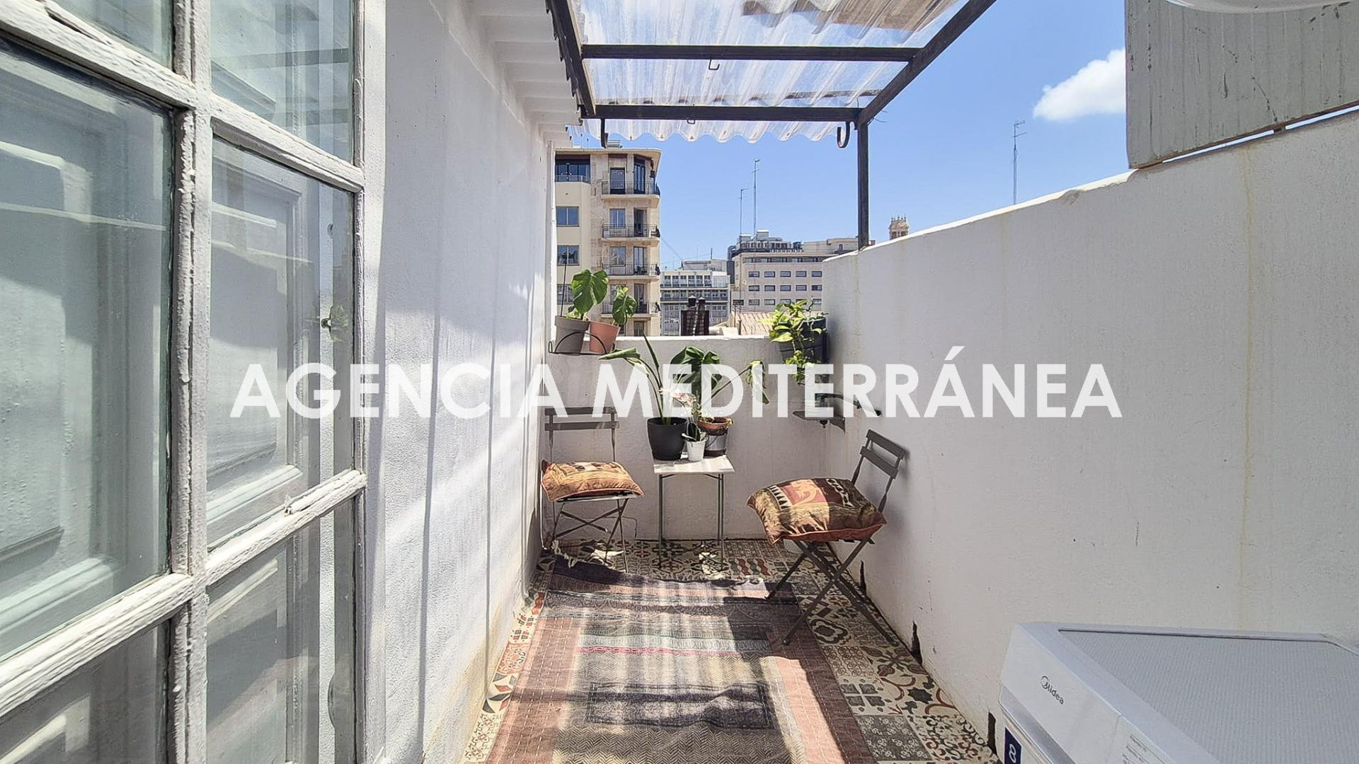 ÁTICO-ESTUDIO CON TERRAZA A ESCASOS METROS DE LA PLAZA DE AYUNTAMIENTO