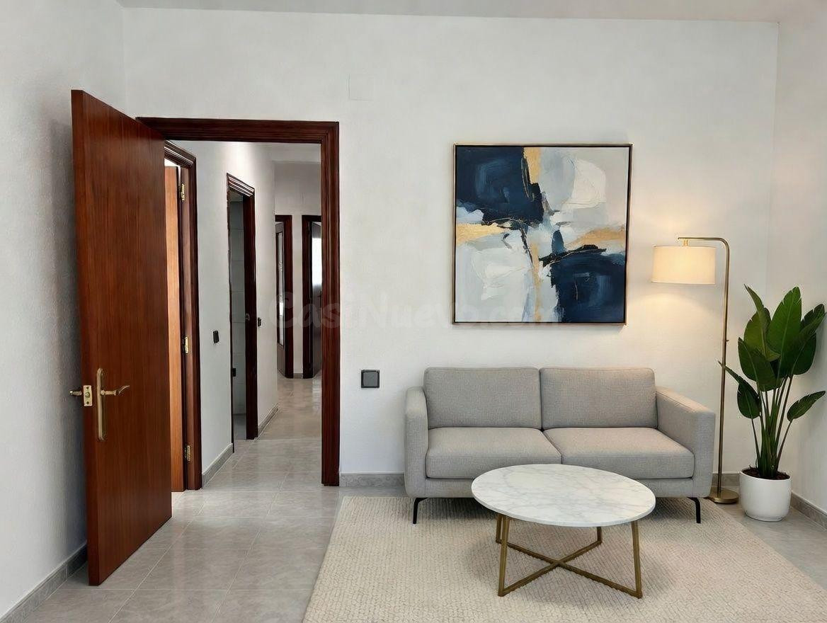 Amplitud, luz y tres habitaciones dobles para disfrutar de Cambrils con comodidad.