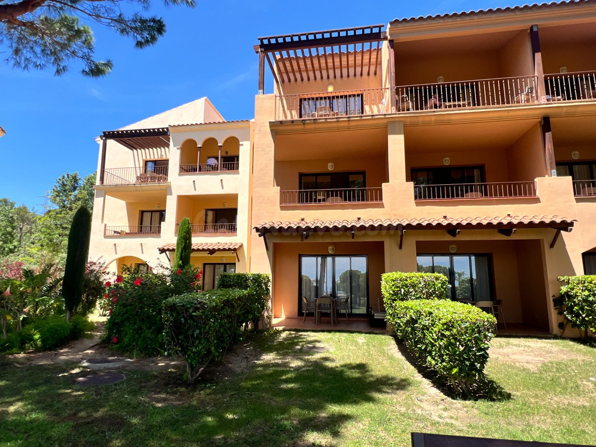 Oportunidad Inversión: Apartamento arrendado muy luminoso en complejo de Bonmont, Mont-Roig del Camp