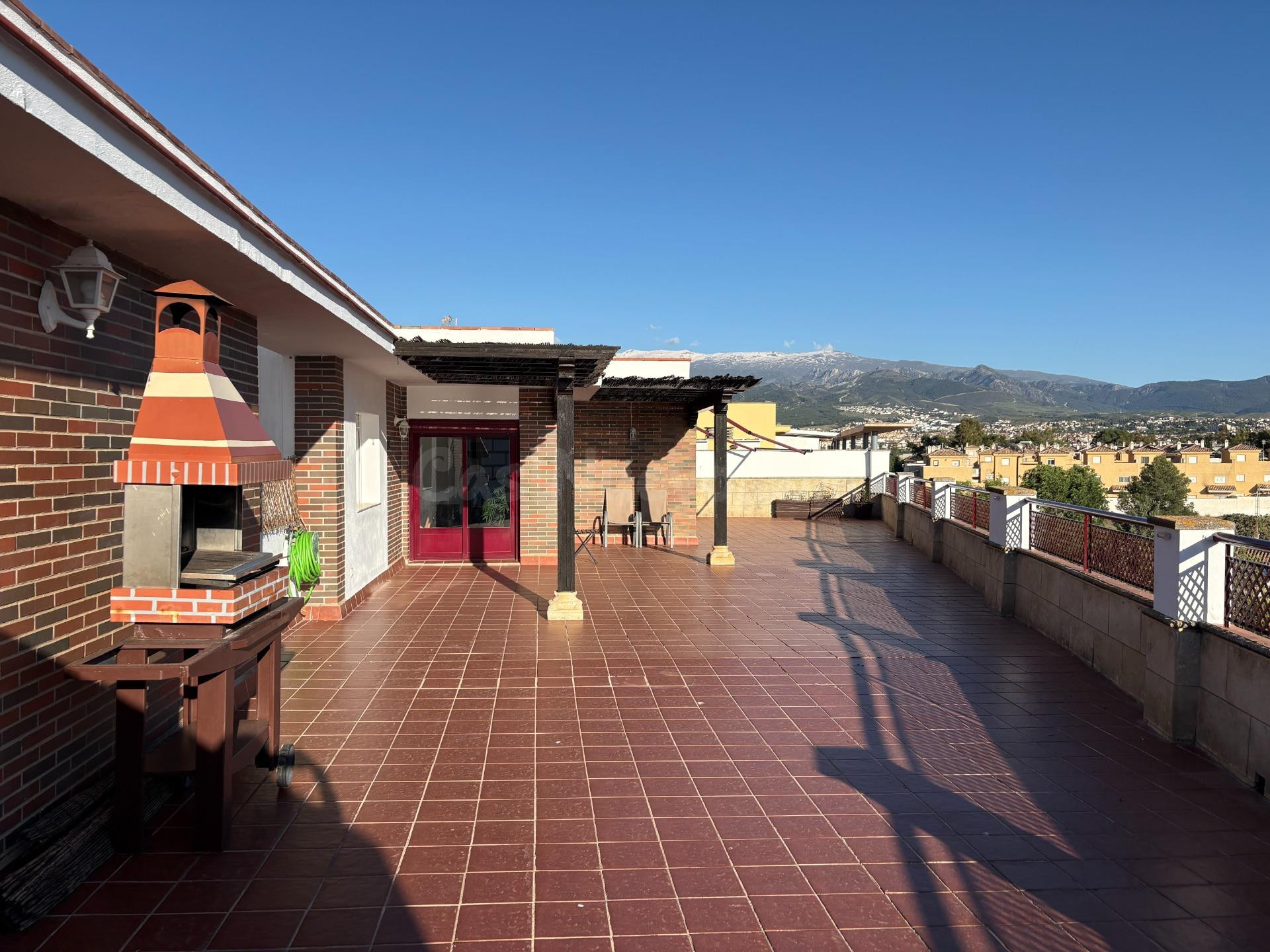 Ático amueblado en alquiler en Armilla con espectacular terraza y vistas despejadas.