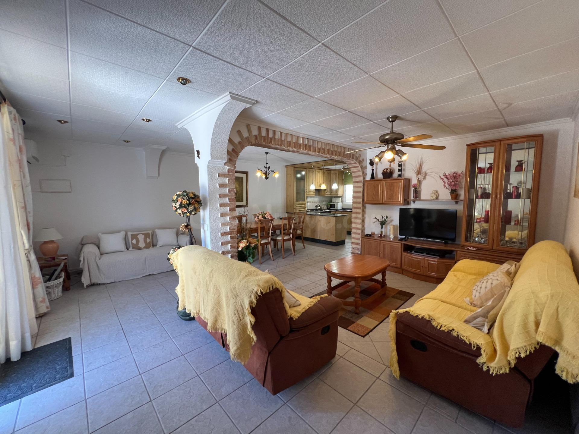 Amplia casa adosada de tres dormitorios en San Luis Torrevieja con vistas a lago salado y  jardines maduros , cerca de todos los servicios.