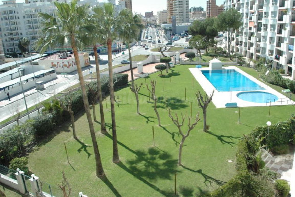 ALQUILER POR TEMPORADAS DE INVIERNO O VERANO EN FUENGIROLA. PISO DE DOS DORMITORIOS. PISCINA Y PARKING